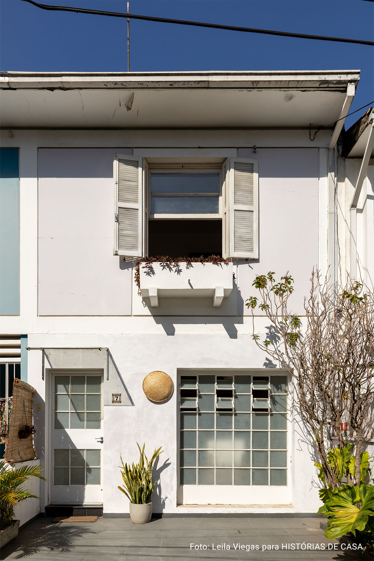 Antes e Depois: casa de vila ganhou novas cores da Suvinil na cozinha e na fachada.