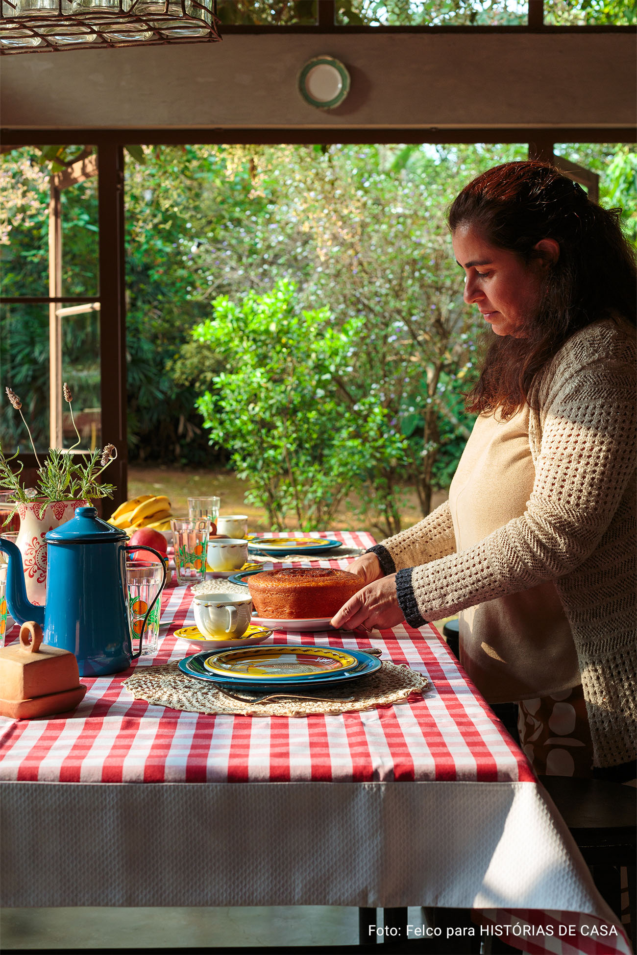 Casa de campo com cozinha aberta para a natureza e mesa posta com louças da Tok&Stok