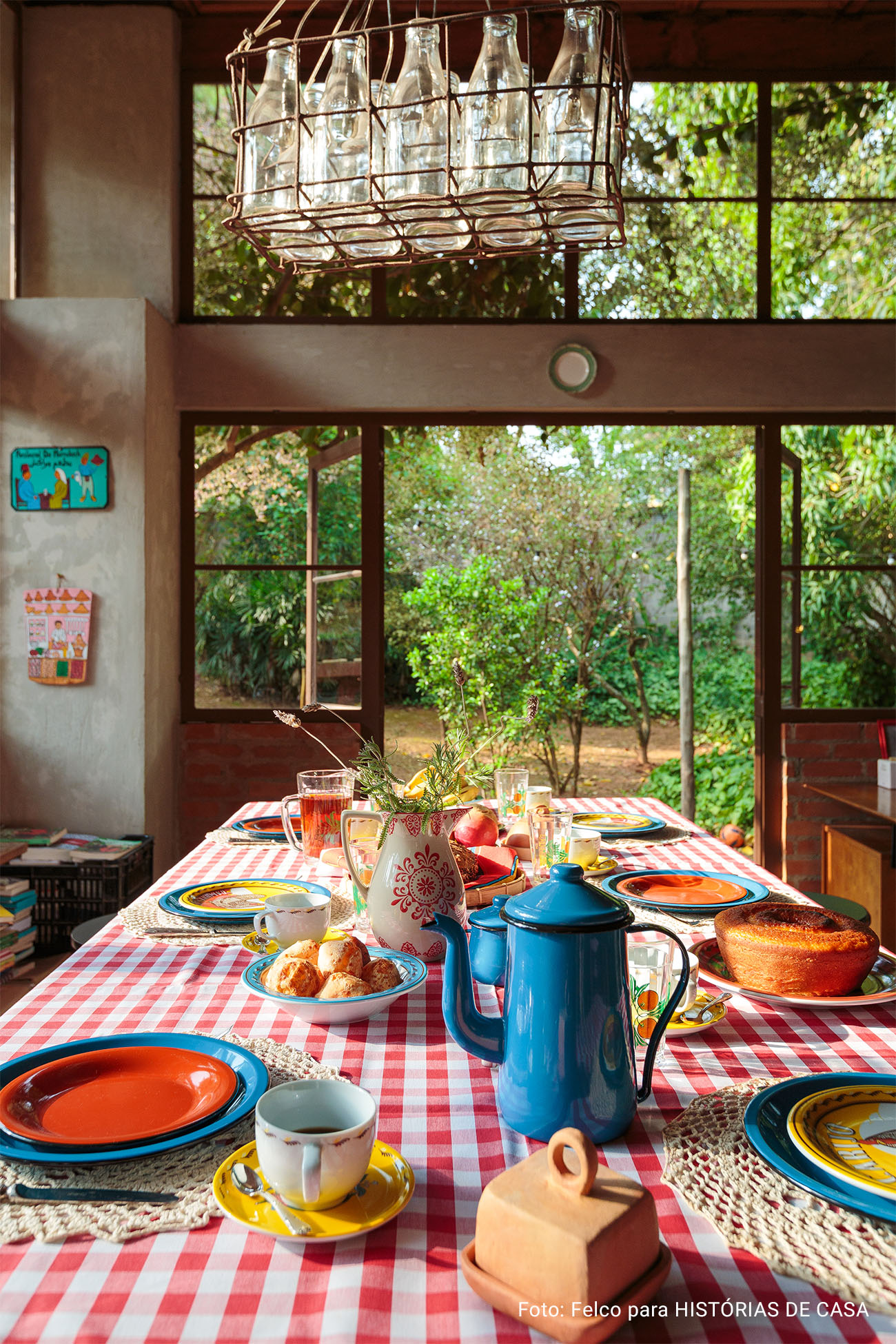 Casa de campo com cozinha aberta para a natureza e mesa posta com louças da Tok&Stok