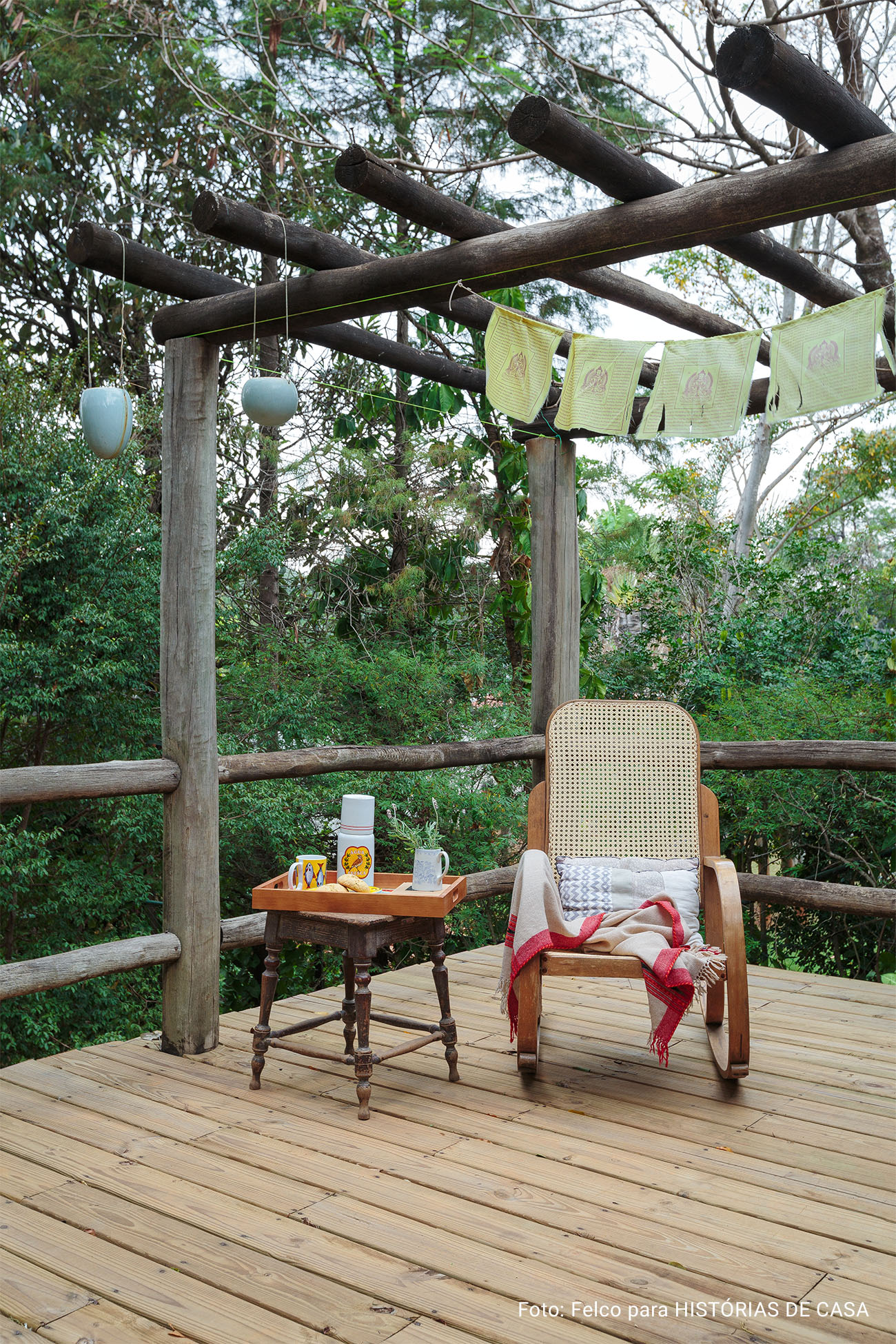 Casa de campo com cozinha aberta para a natureza e mesa posta com louças da Tok&Stok