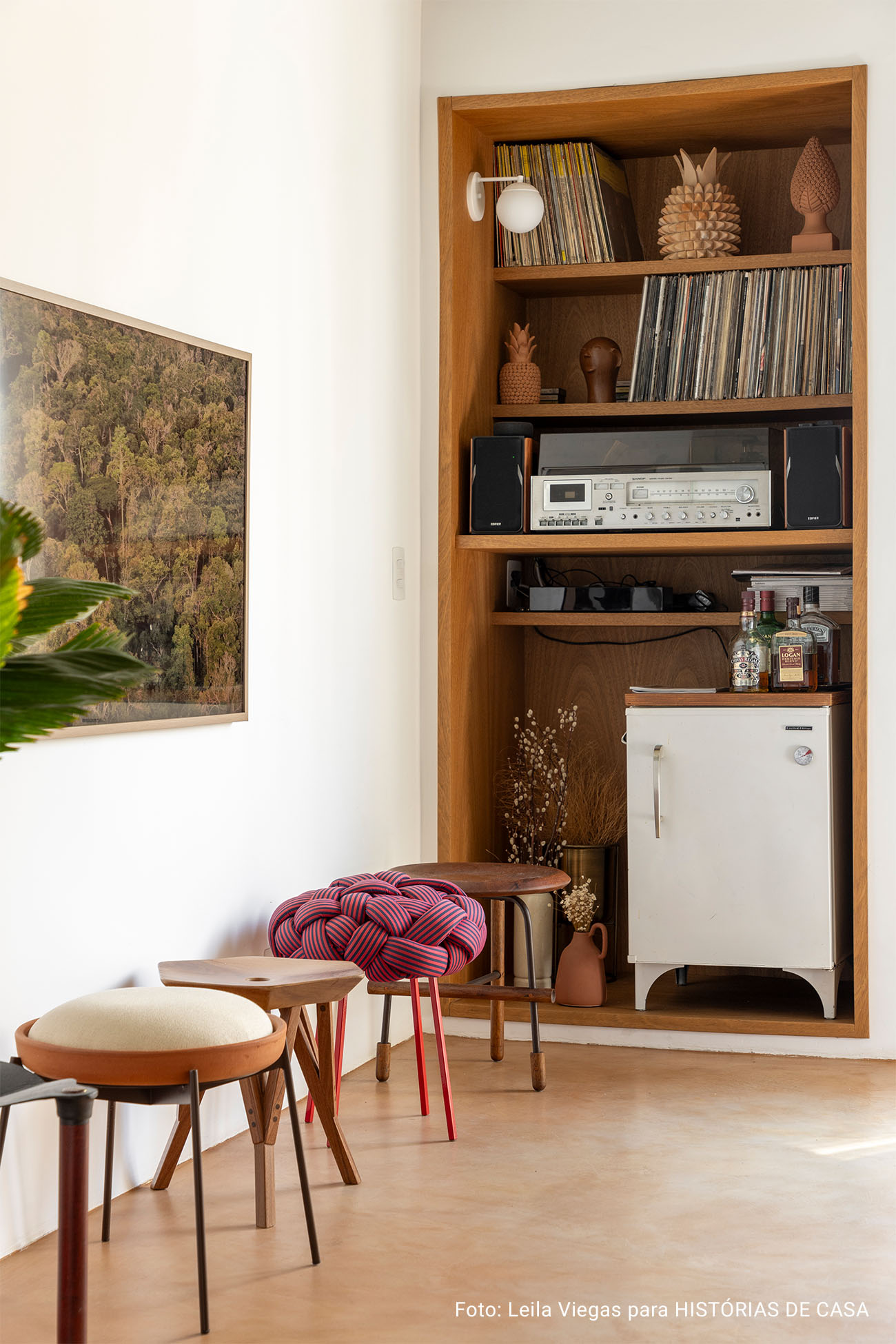 Apartamento com piso terracota, cozinha integrada e parede de quadros da Boemi.