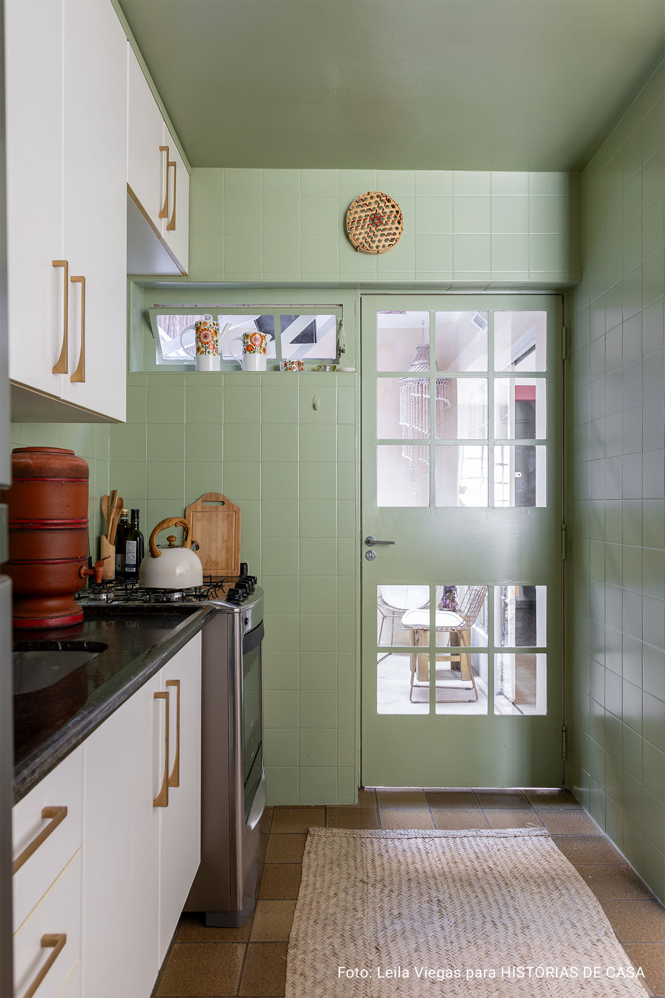 Antes e Depois: casa de vila ganhou novas cores da Suvinil na cozinha e na fachada.