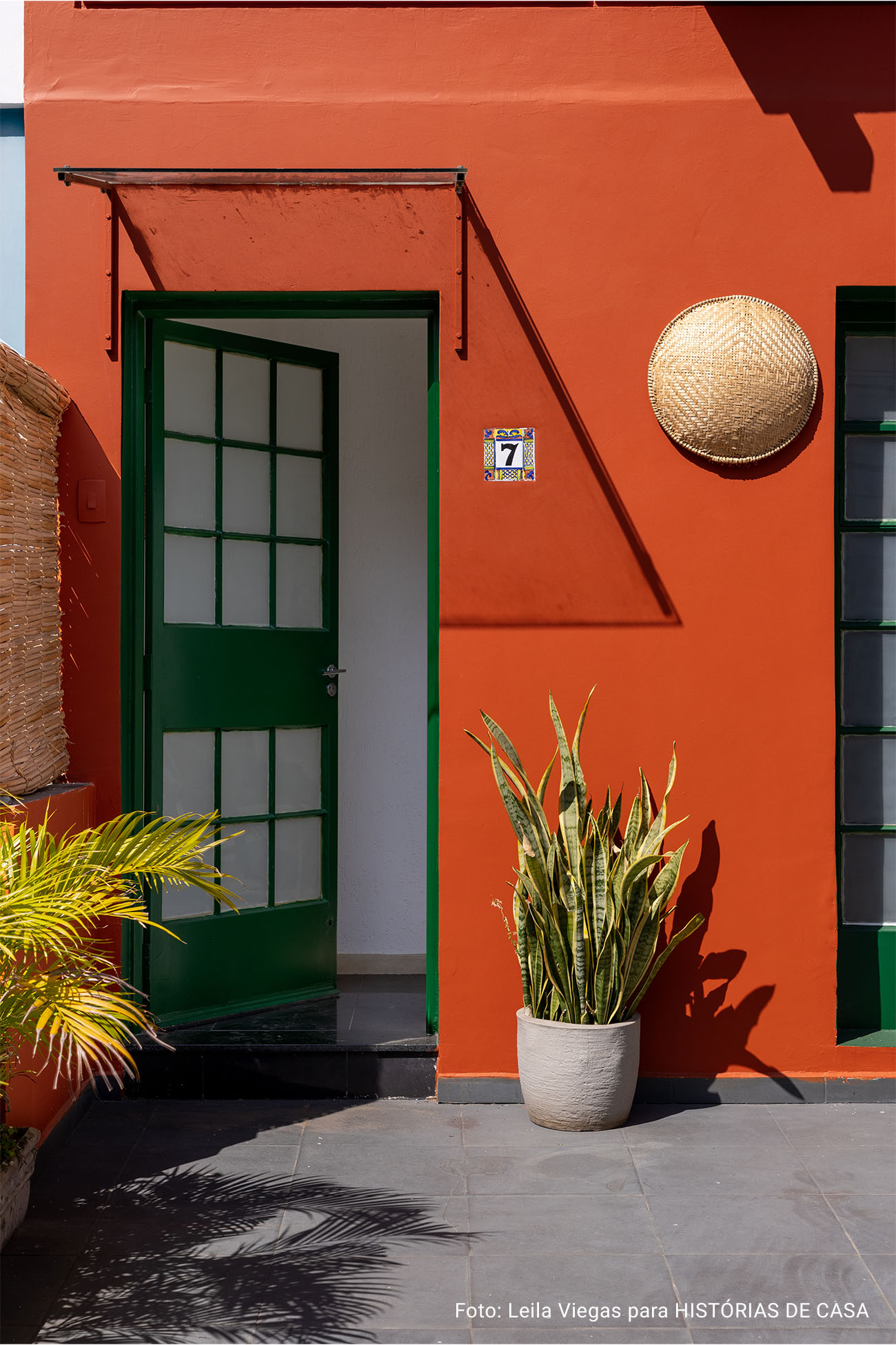 Antes e Depois: casa de vila ganhou novas cores da Suvinil na cozinha e na fachada.