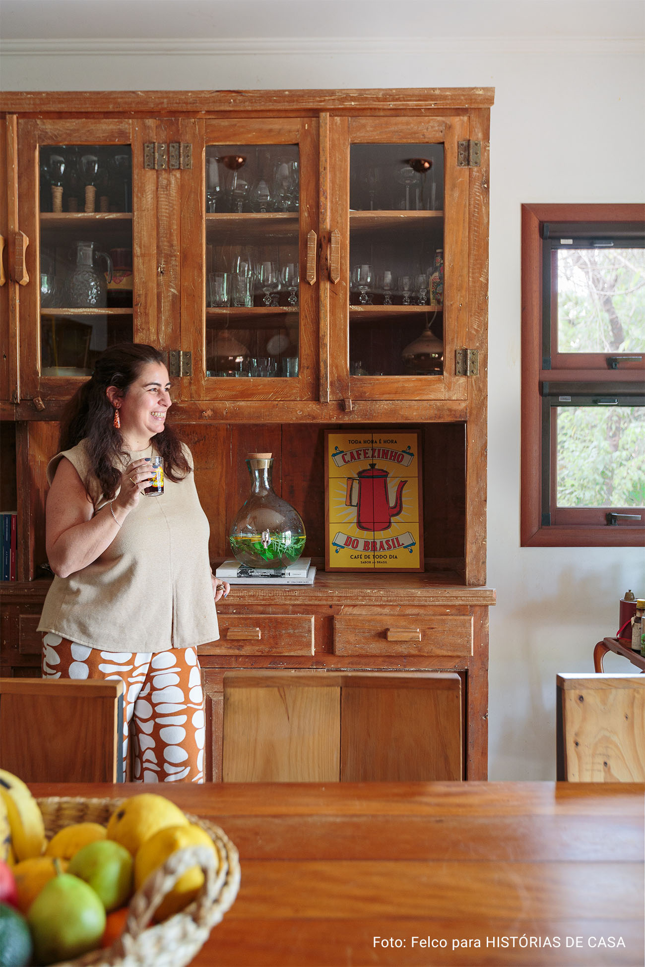 Casa de campo com cozinha aberta para a natureza e mesa posta com louças da Tok&Stok