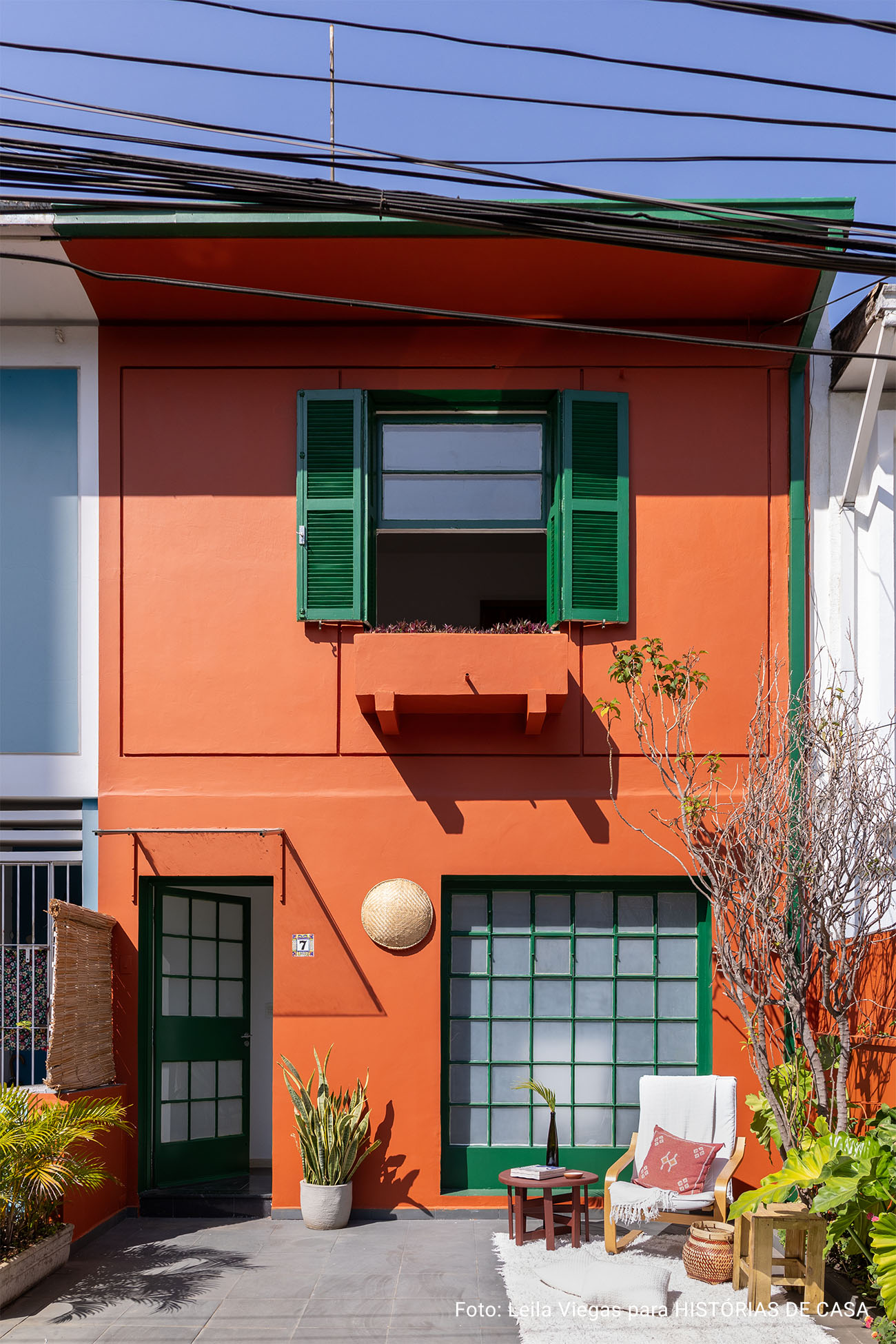 Antes e Depois: casa de vila ganhou novas cores da Suvinil na cozinha e na fachada.