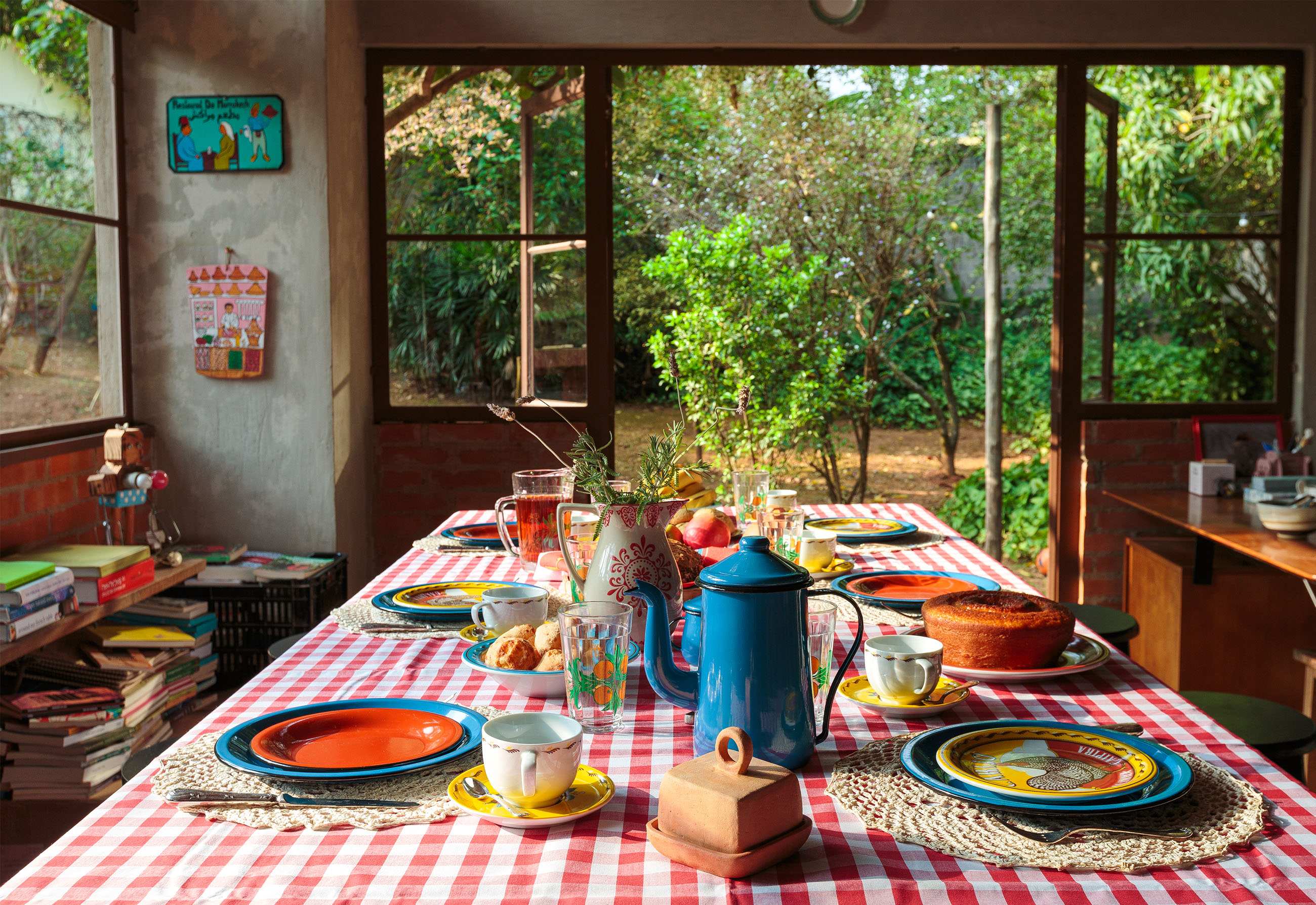 Casa de campo com cozinha aberta para a natureza e mesa posta com louças da Tok&Stok