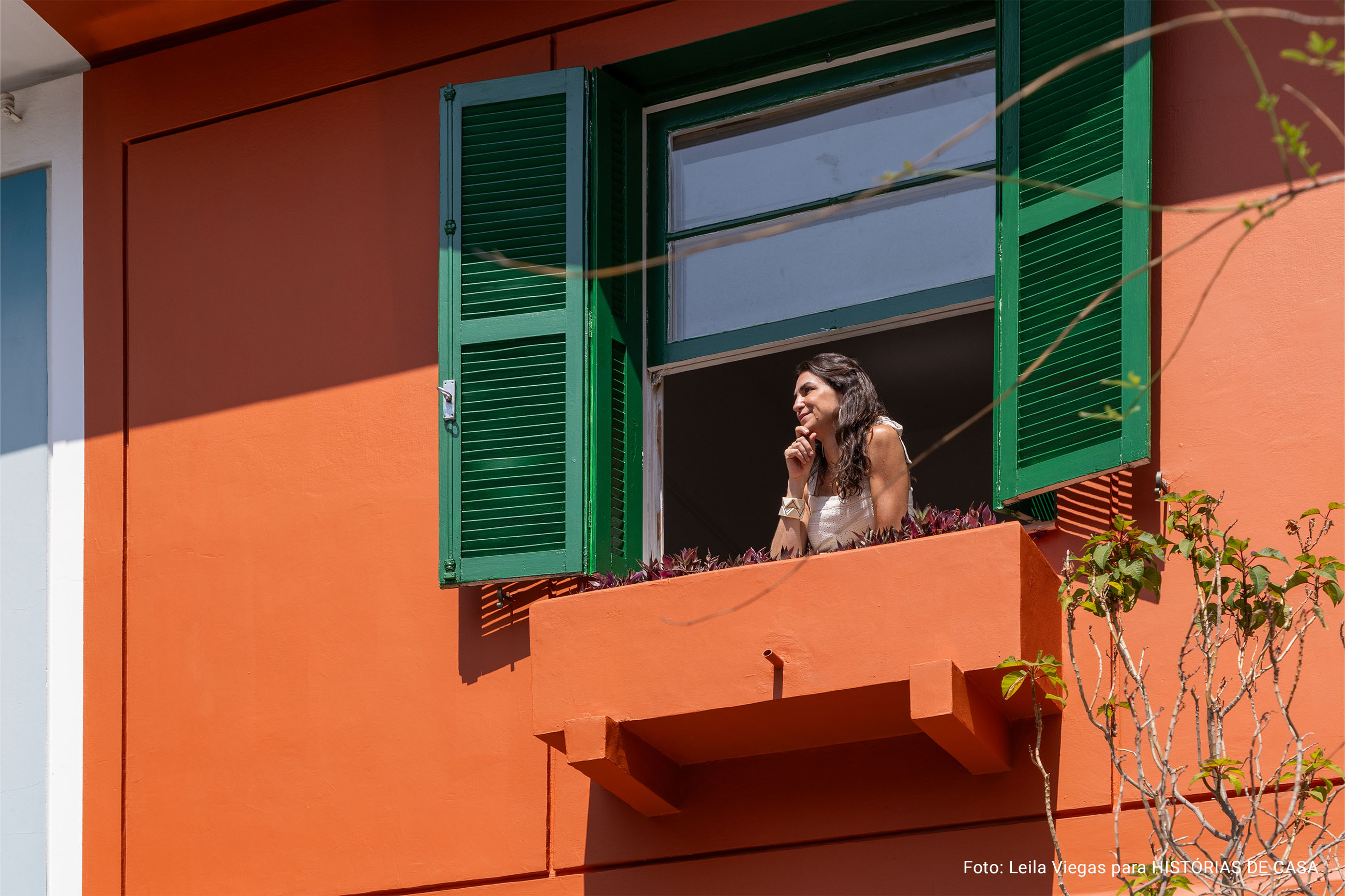 Antes e Depois: casa de vila ganhou novas cores da Suvinil na cozinha e na fachada.