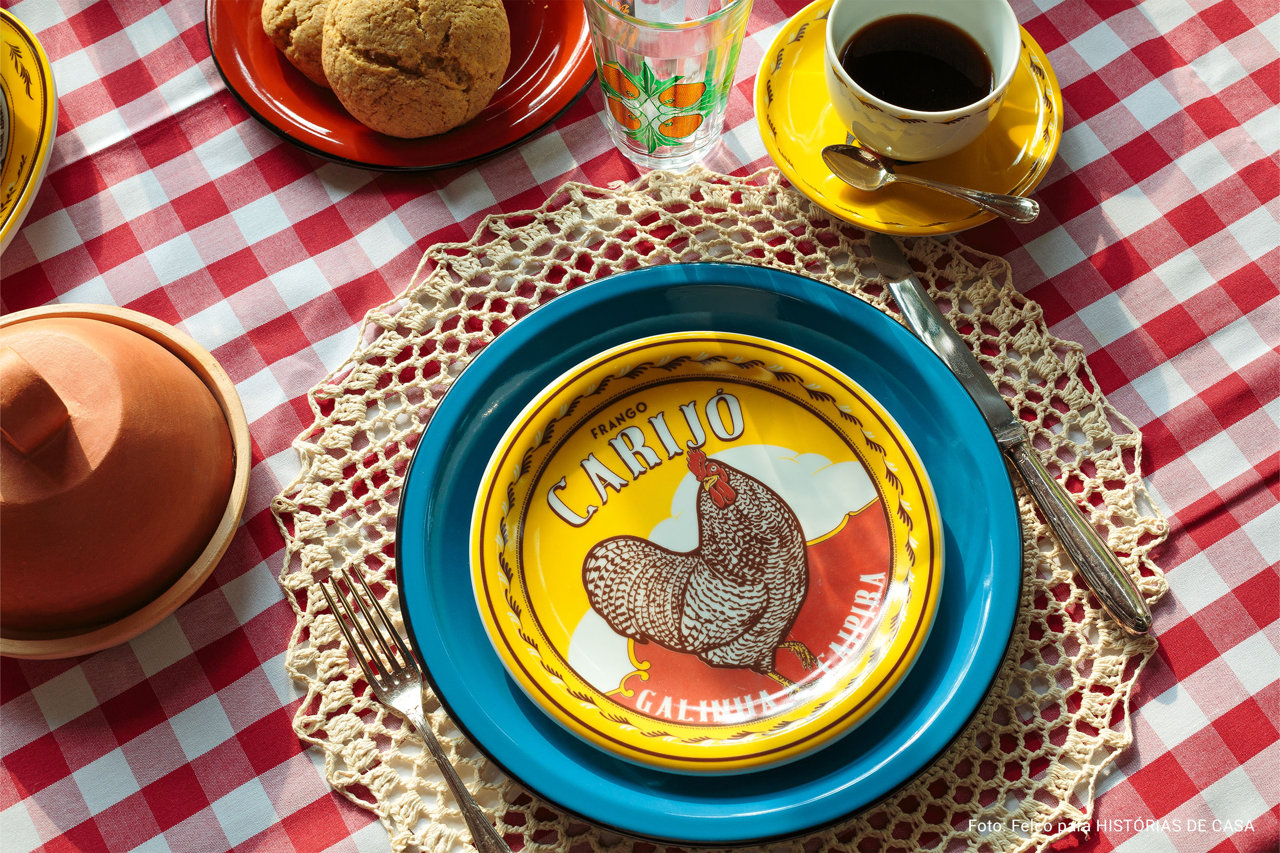 Casa de campo com cozinha aberta para a natureza e mesa posta com louças da Tok&Stok