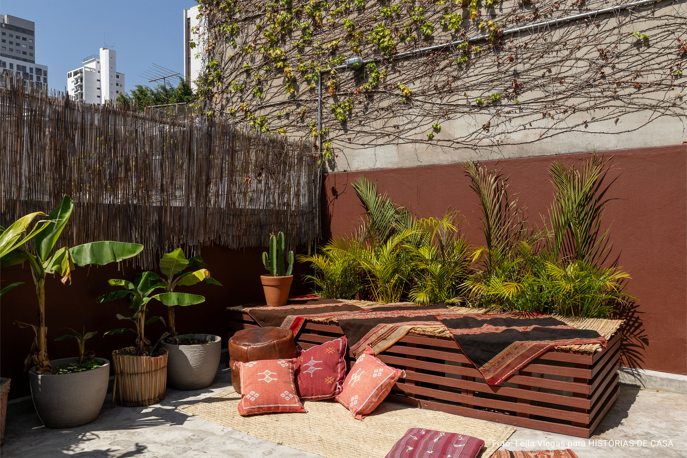 Antes e Depois: casa de vila ganhou novas cores da Suvinil na cozinha e na fachada.