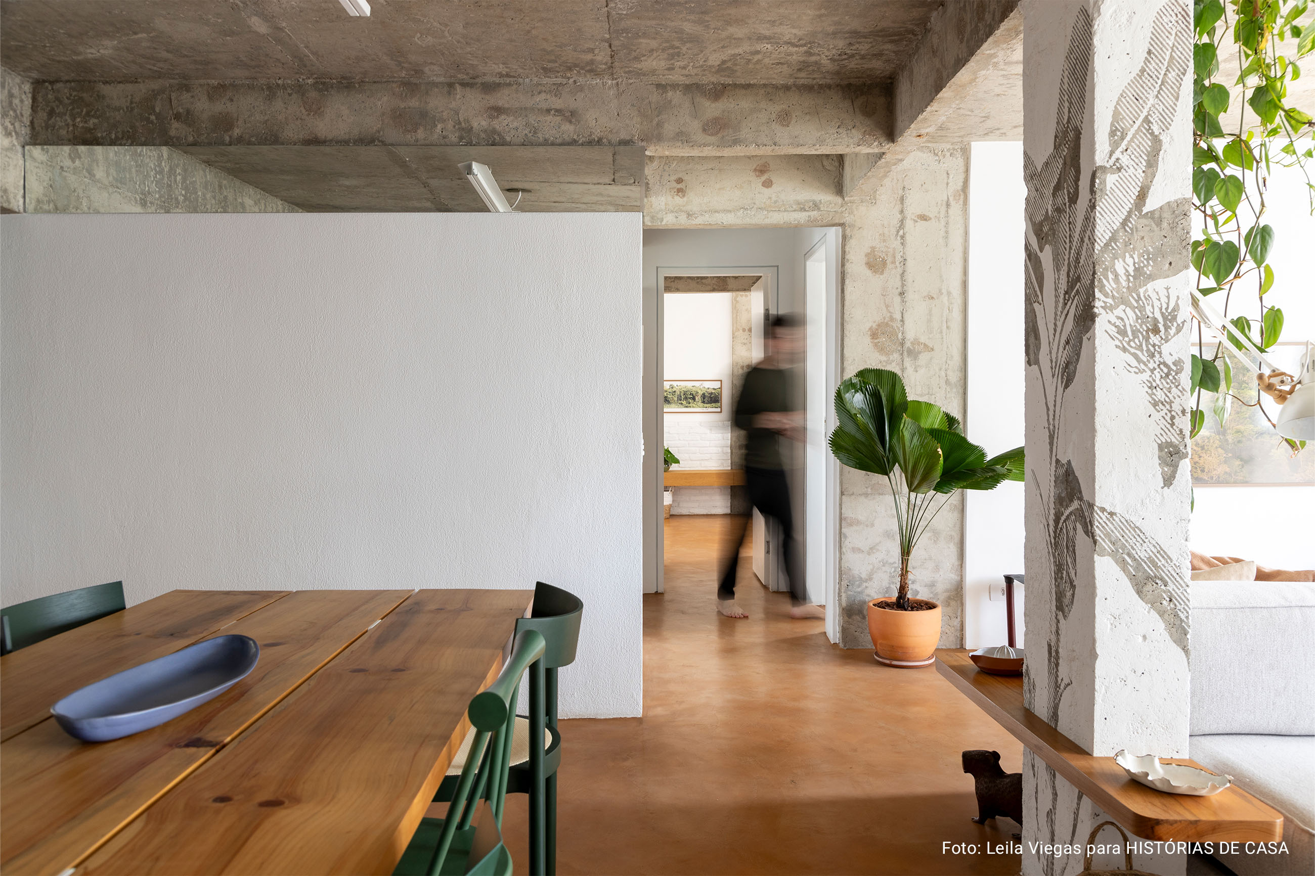 Apartamento com piso terracota, cozinha integrada e parede de quadros da Boemi.