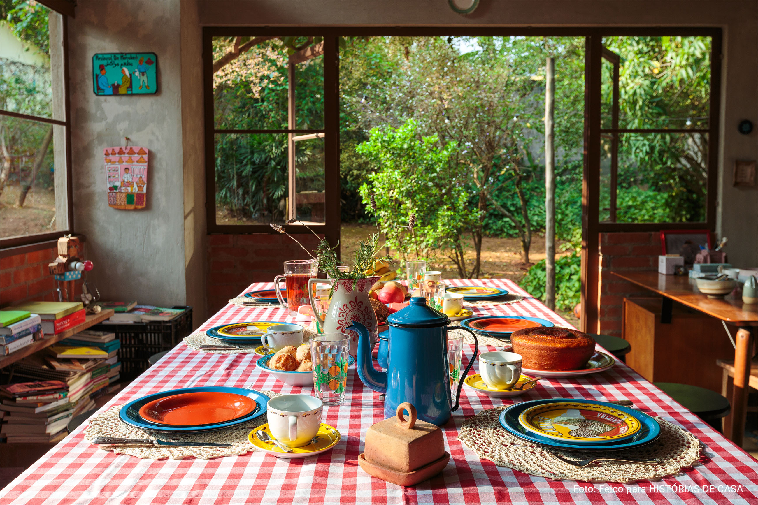 Casa de campo com cozinha aberta para a natureza e mesa posta com louças da Tok&Stok