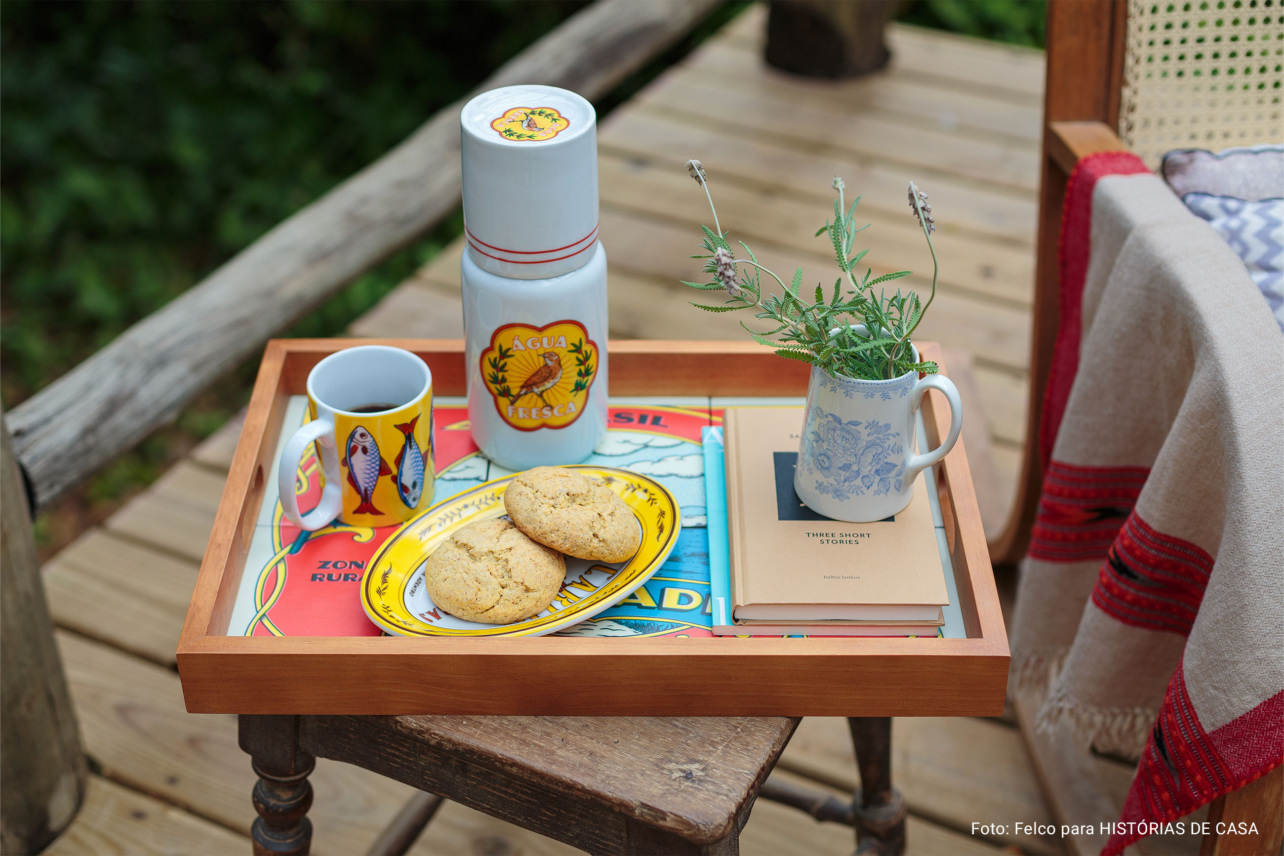 Casa de campo com cozinha aberta para a natureza e mesa posta com louças da Tok&Stok