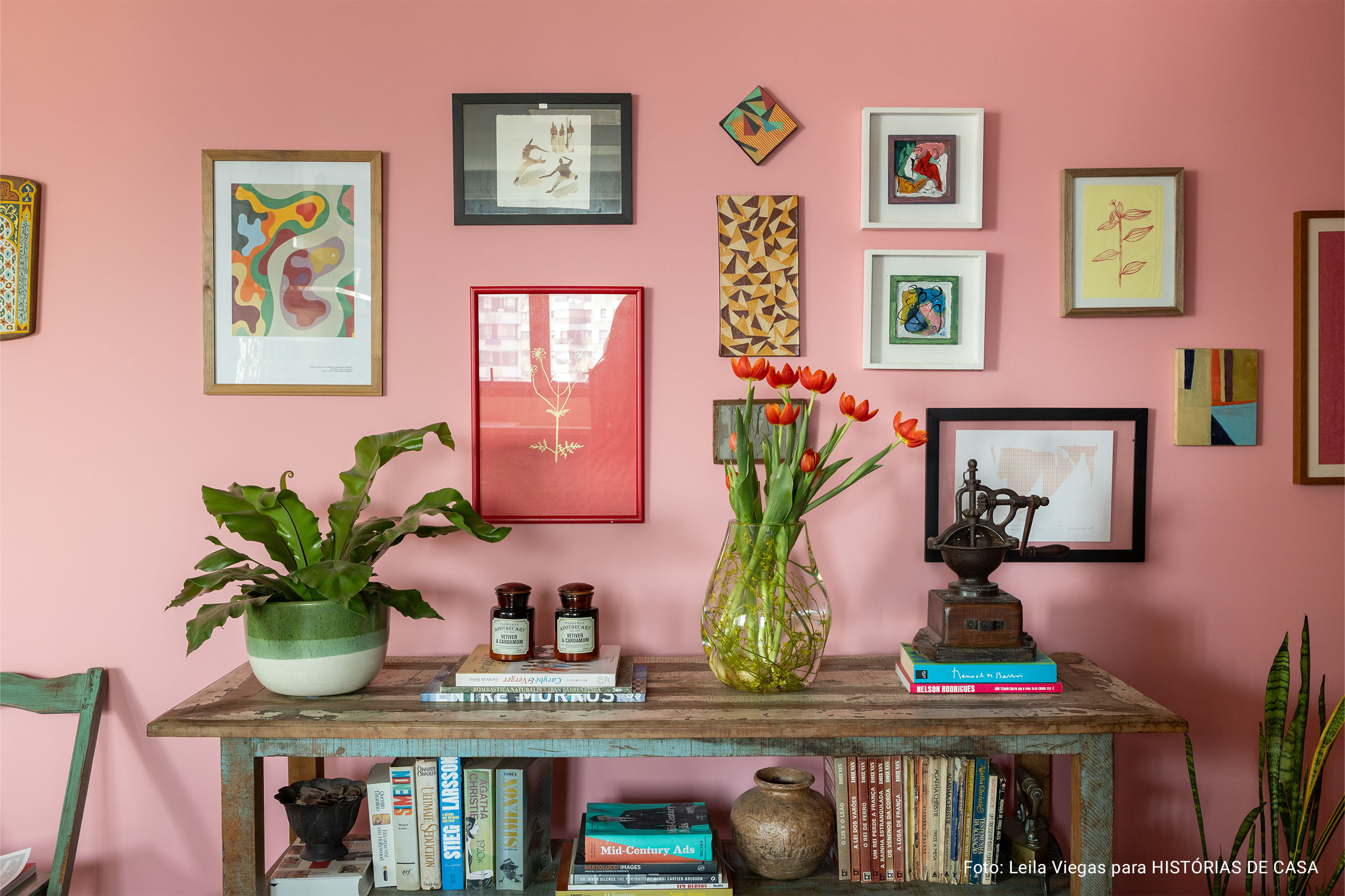 Apartamento com portas coloridas e muitos garimpos