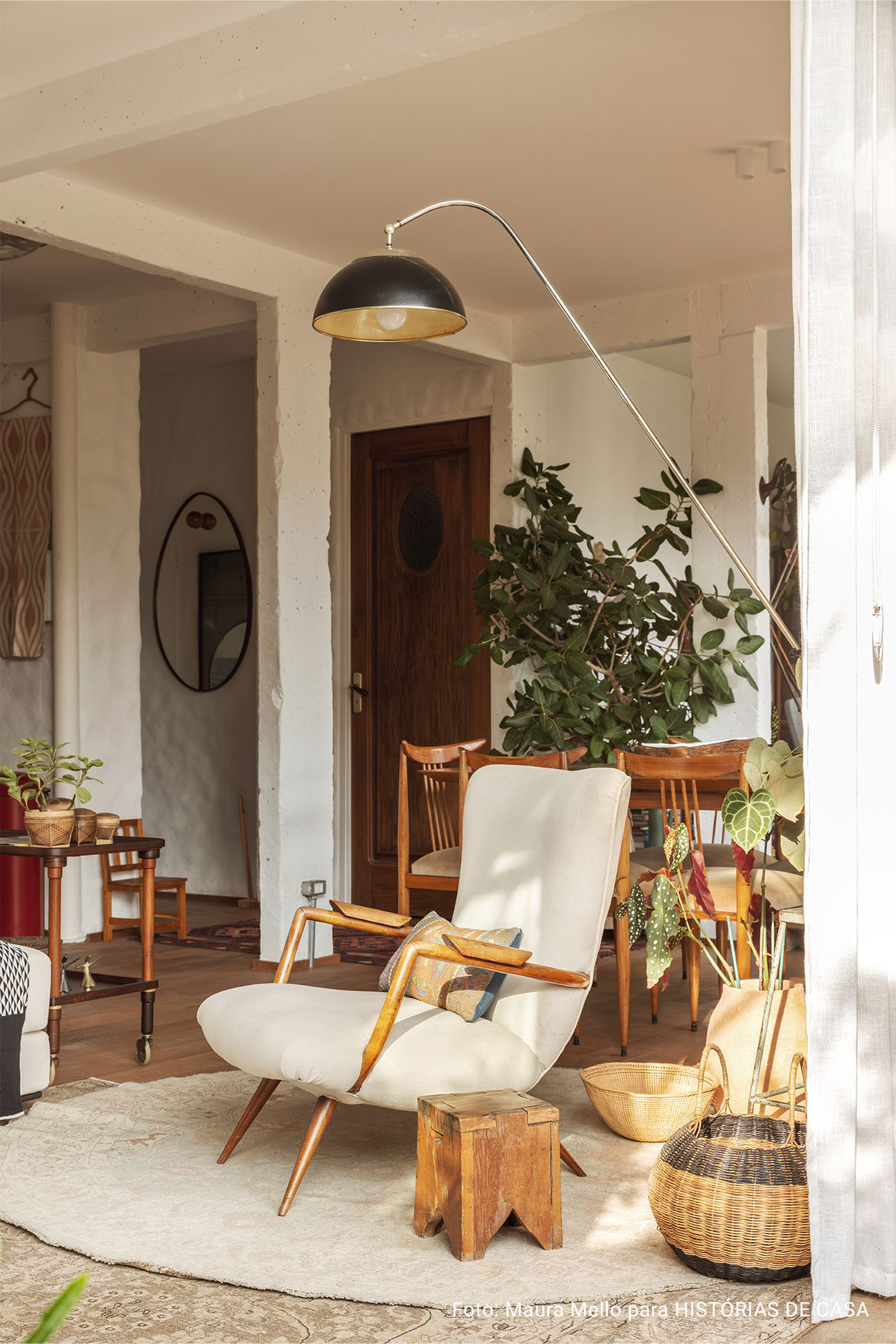 Apartamento com cozinha integrada, varanda cheia de plantas e garimpos do mundo todo