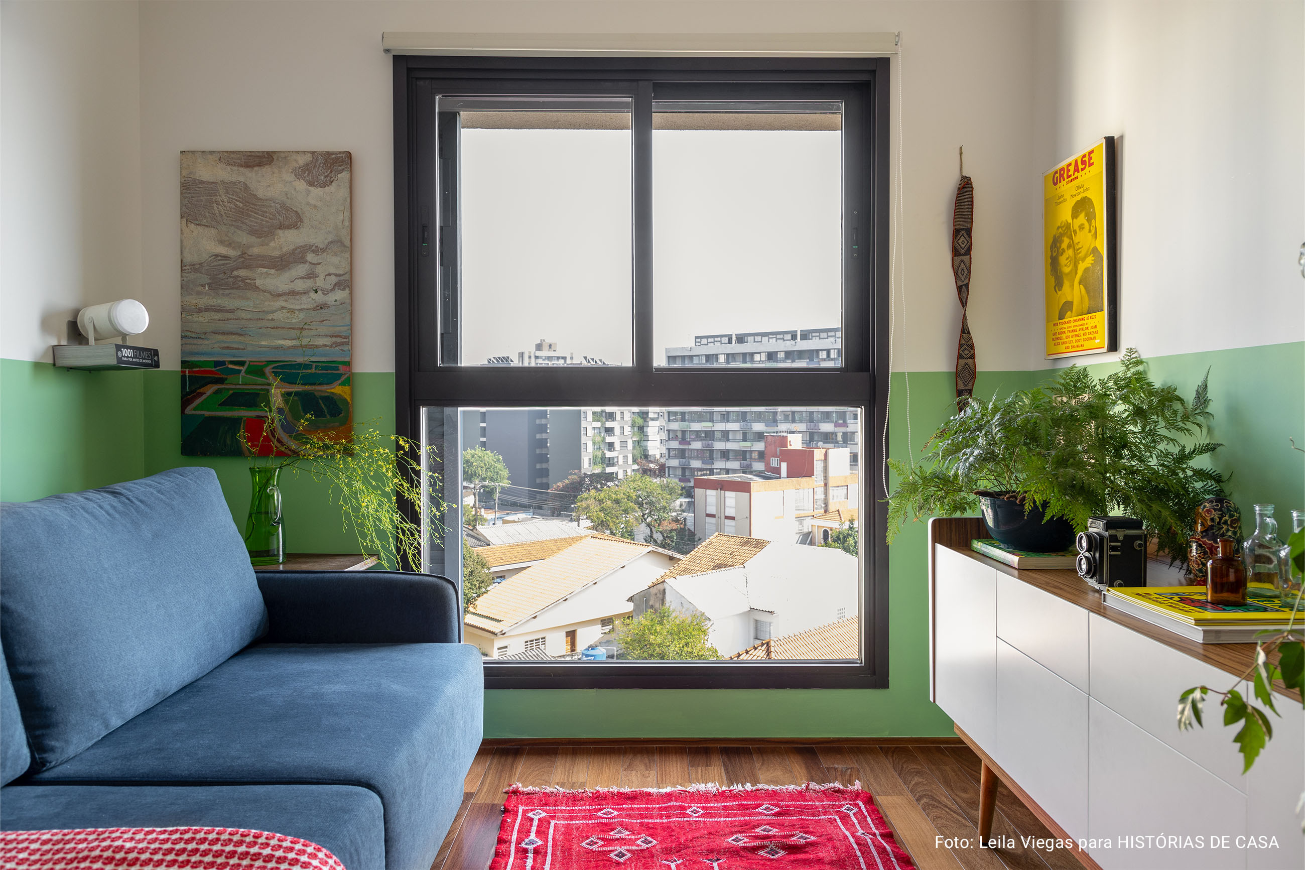 Apartamento com portas coloridas e muitos garimpos