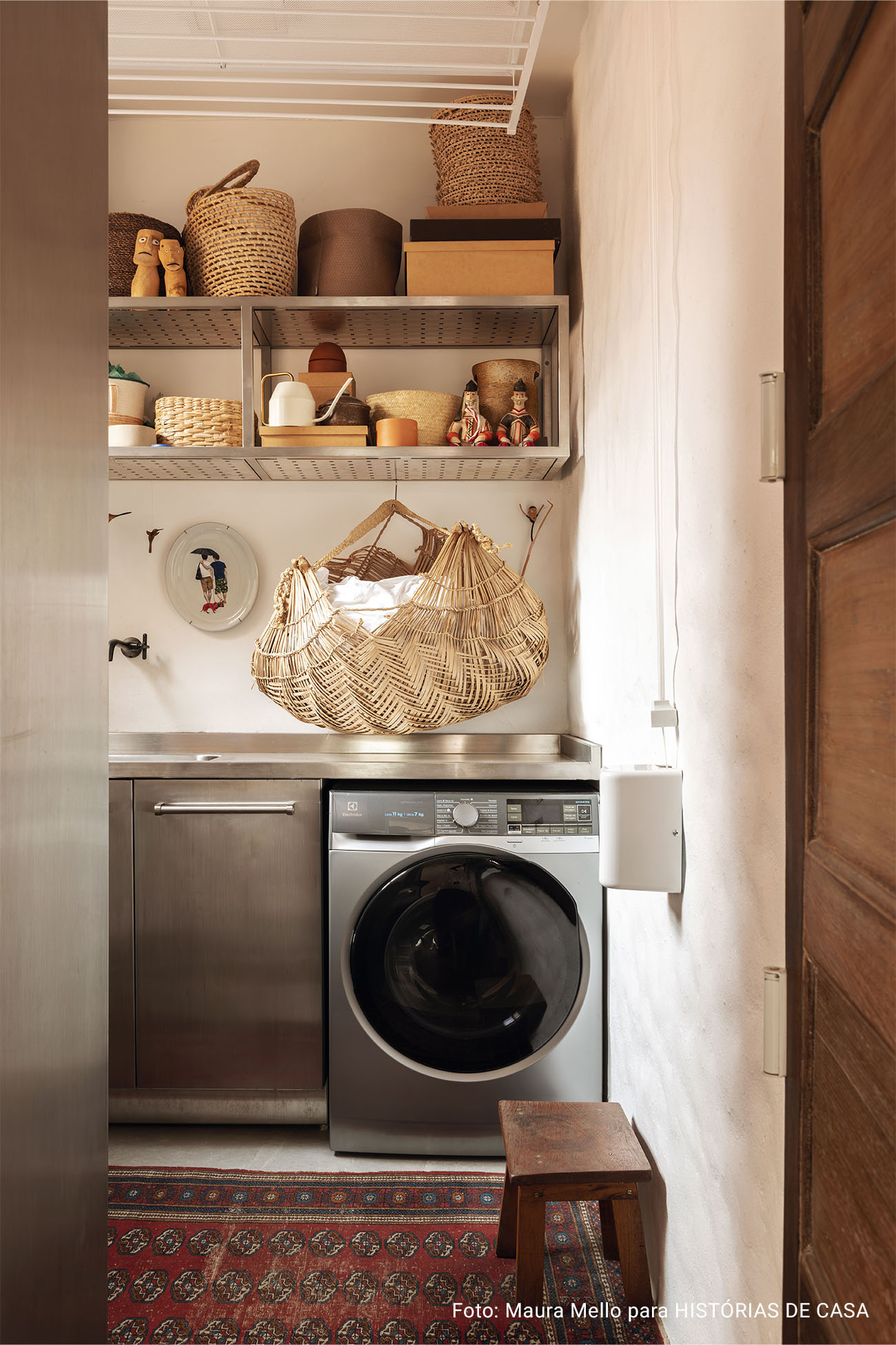 Apartamento com cozinha integrada, varanda cheia de plantas e garimpos do mundo todo