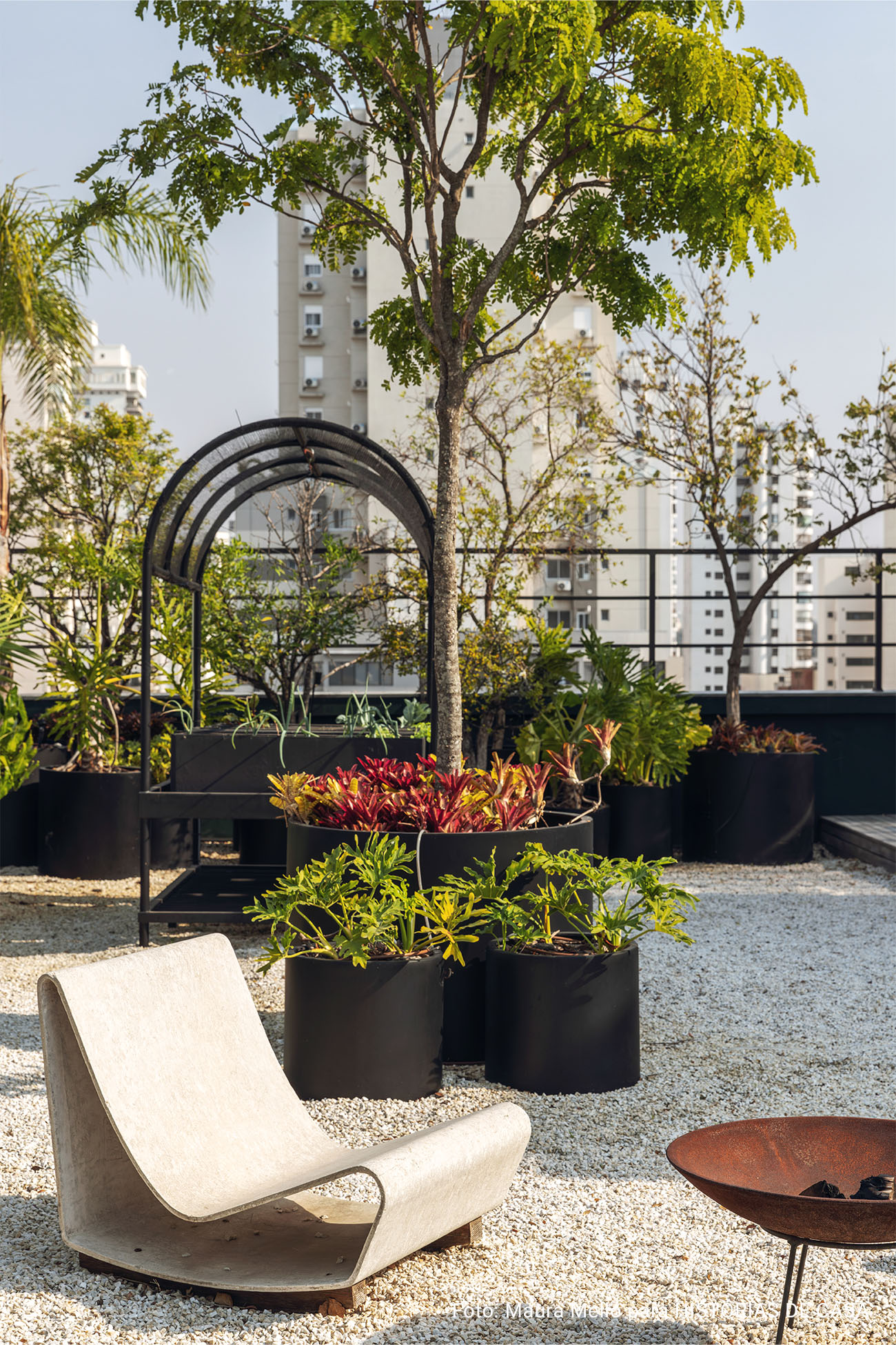 Apartamento do Maurício Arruda tem cores fortes e cobertura com muita natureza.