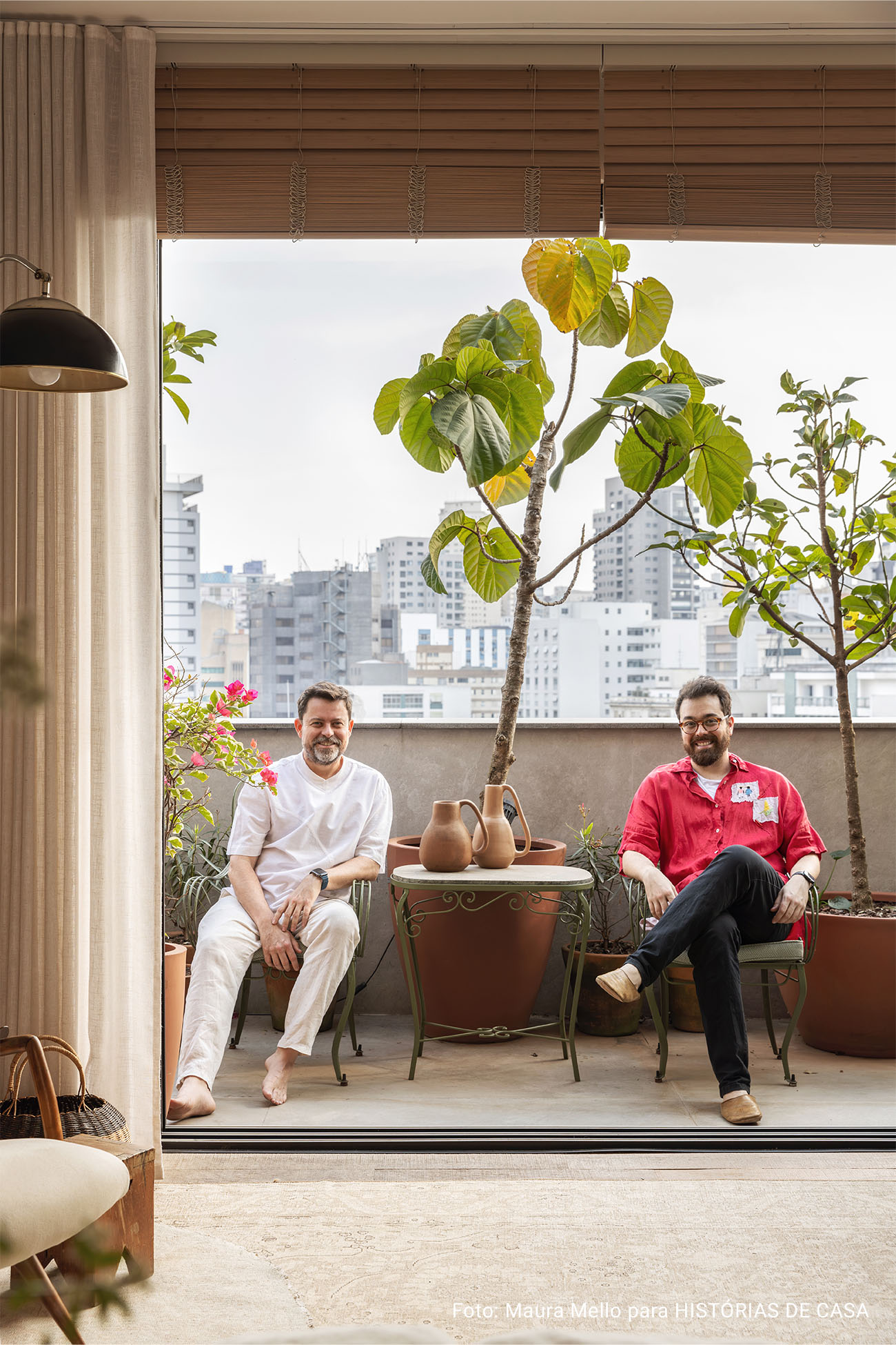 Apartamento com cozinha integrada, varanda cheia de plantas e garimpos do mundo todo