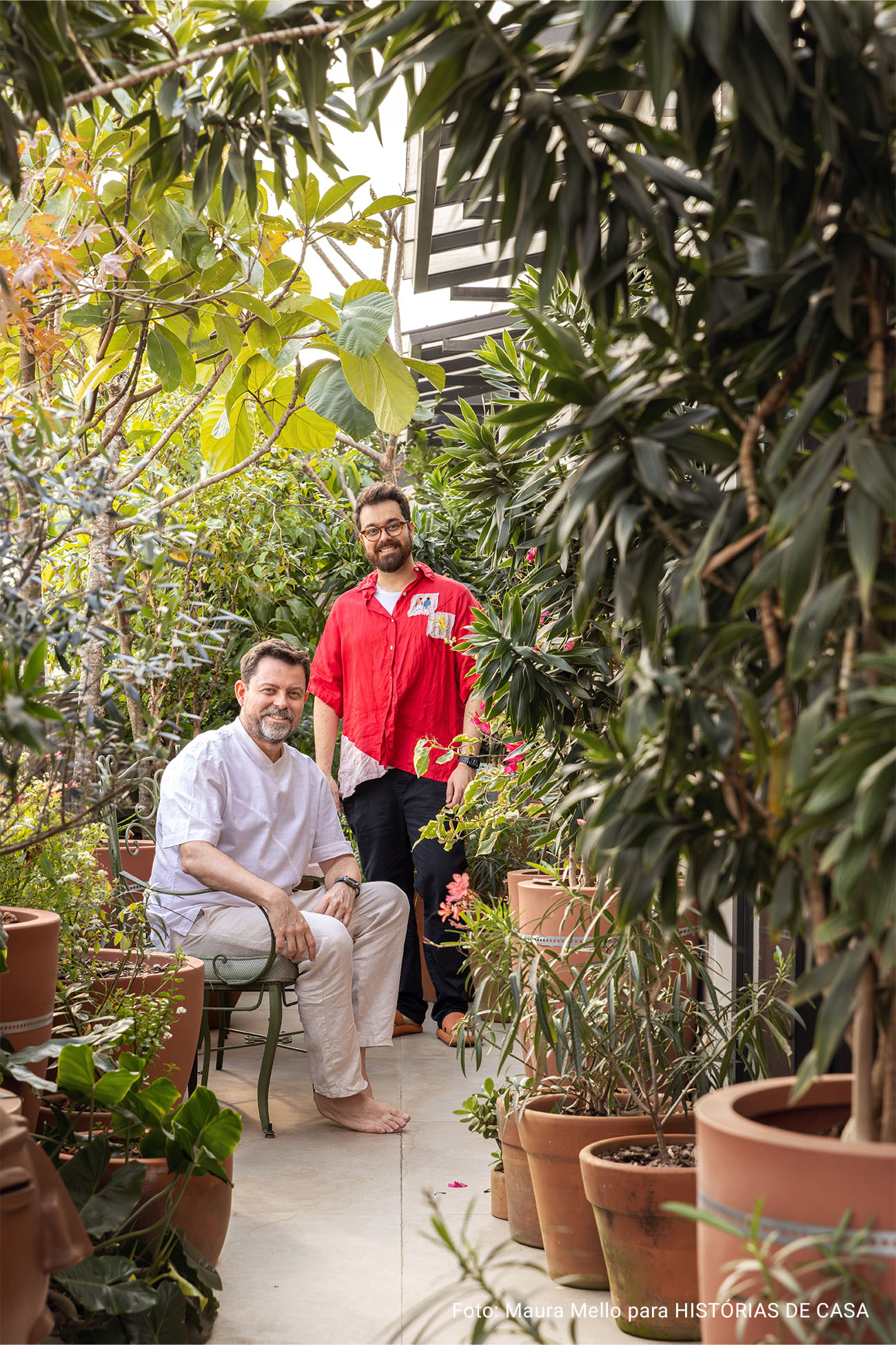 Apartamento com cozinha integrada, varanda cheia de plantas e garimpos do mundo todo