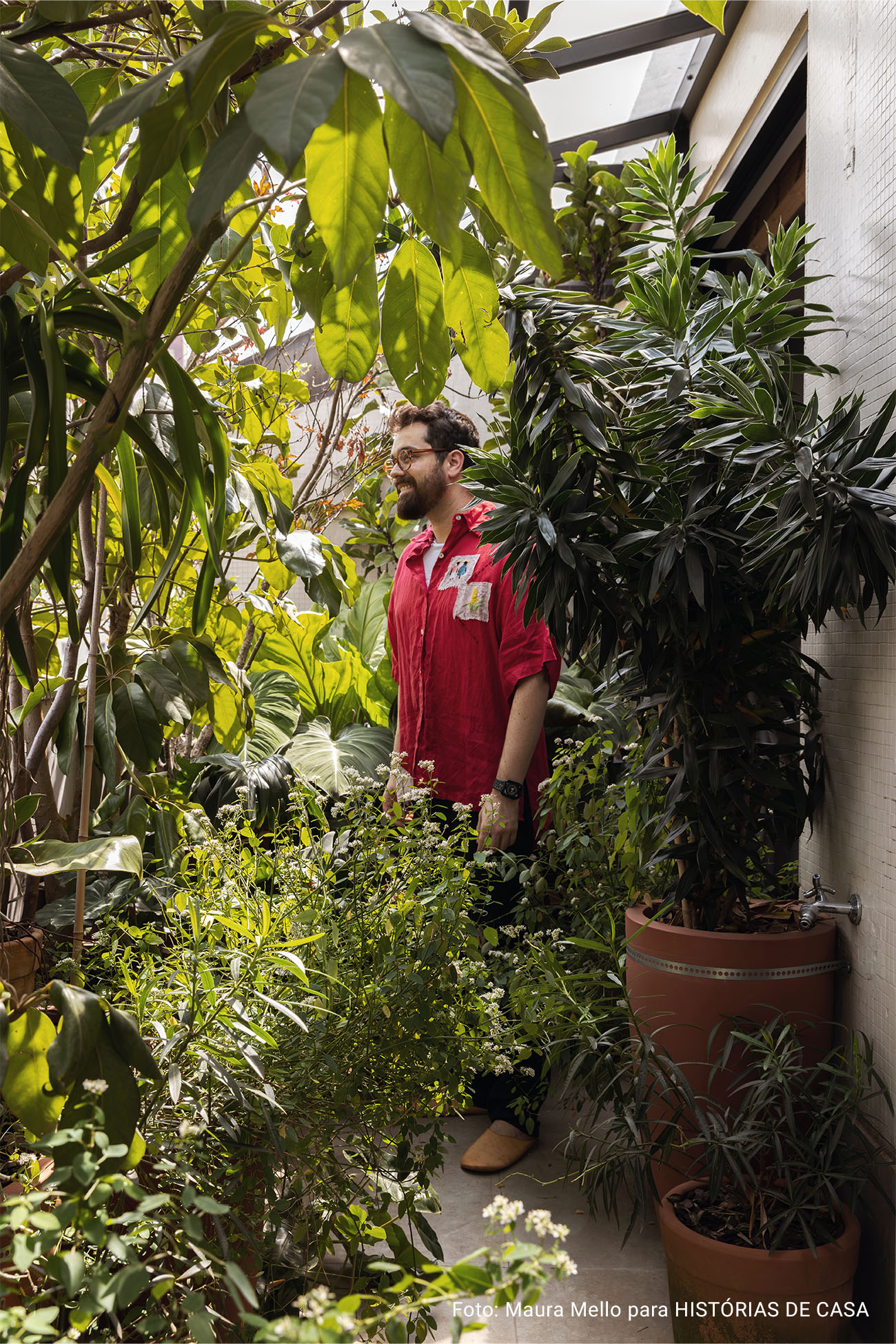 Apartamento com cozinha integrada, varanda cheia de plantas e garimpos do mundo todo