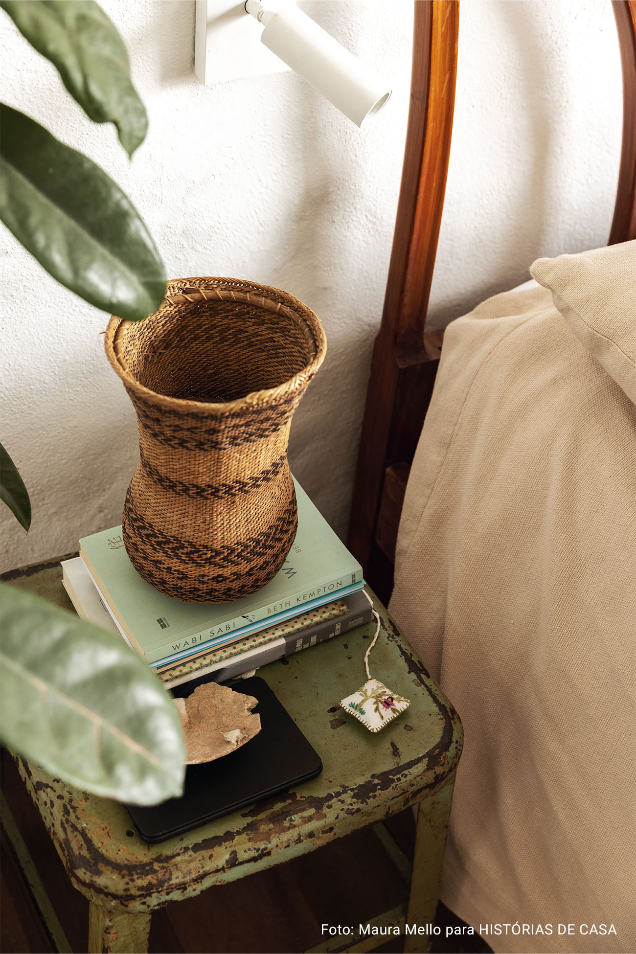 Apartamento com cozinha integrada, varanda cheia de plantas e garimpos do mundo todo