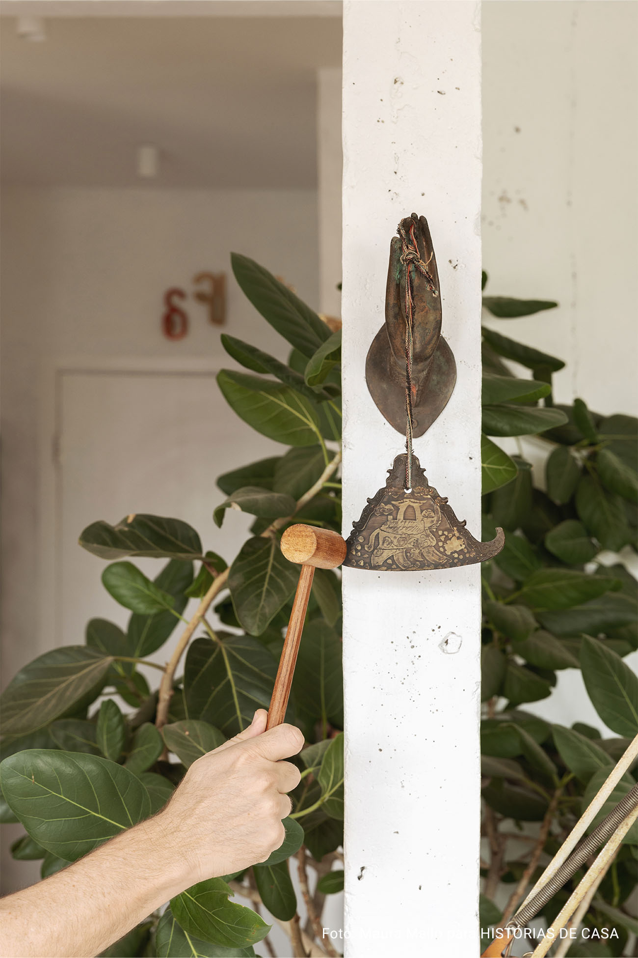 Apartamento com cozinha integrada, varanda cheia de plantas e garimpos do mundo todo