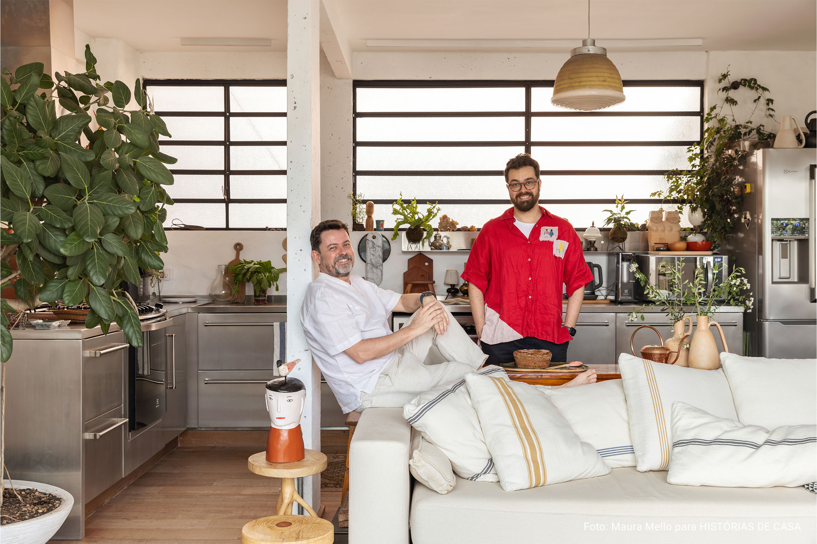 Apartamento com cozinha integrada, varanda cheia de plantas e garimpos do mundo todo