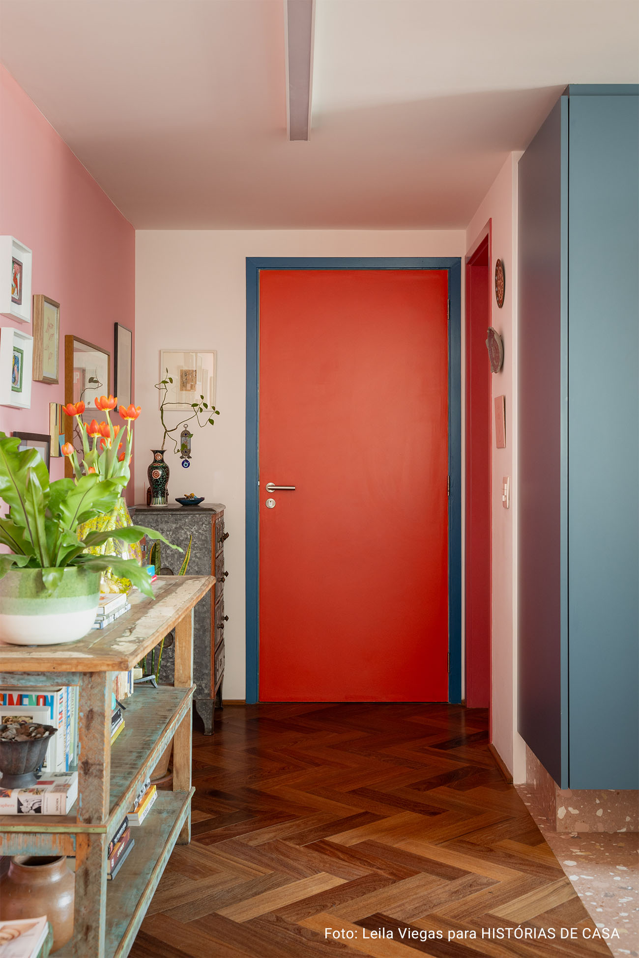 Apartamento com portas coloridas e muitos garimpos