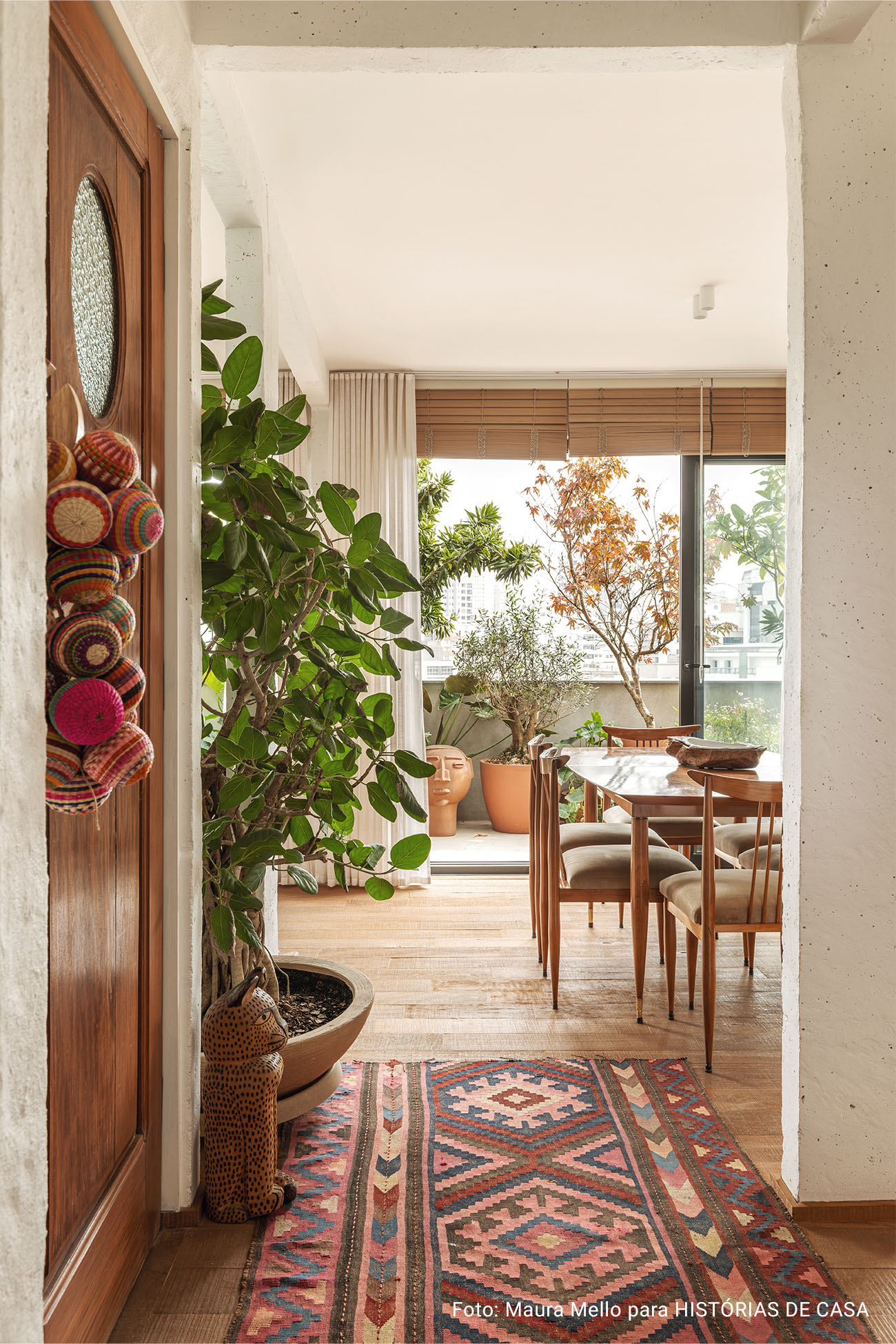 Apartamento com cozinha integrada, varanda cheia de plantas e garimpos do mundo todo