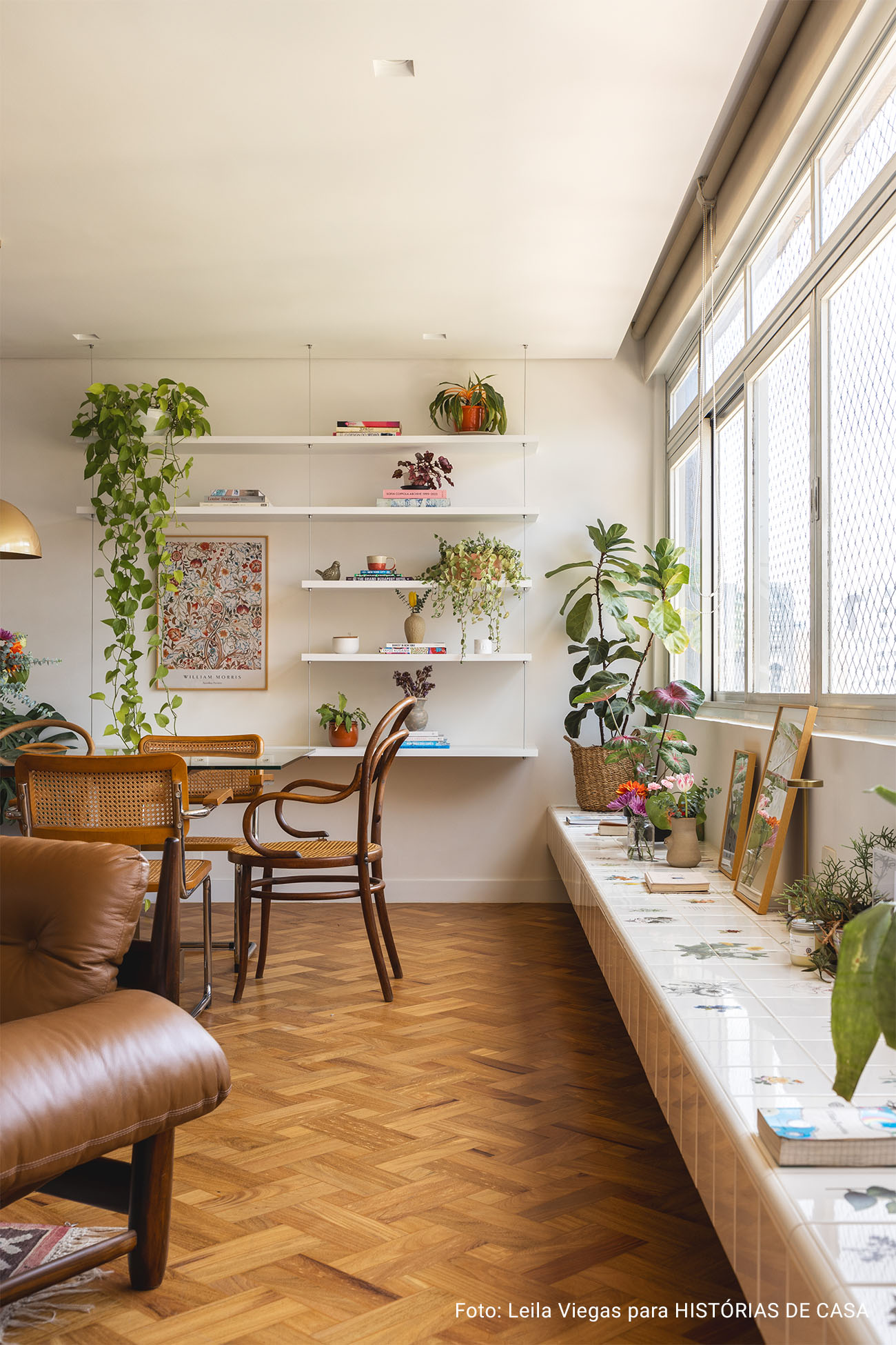 Apartamento iluminado com banco de azulejos e muitas flores