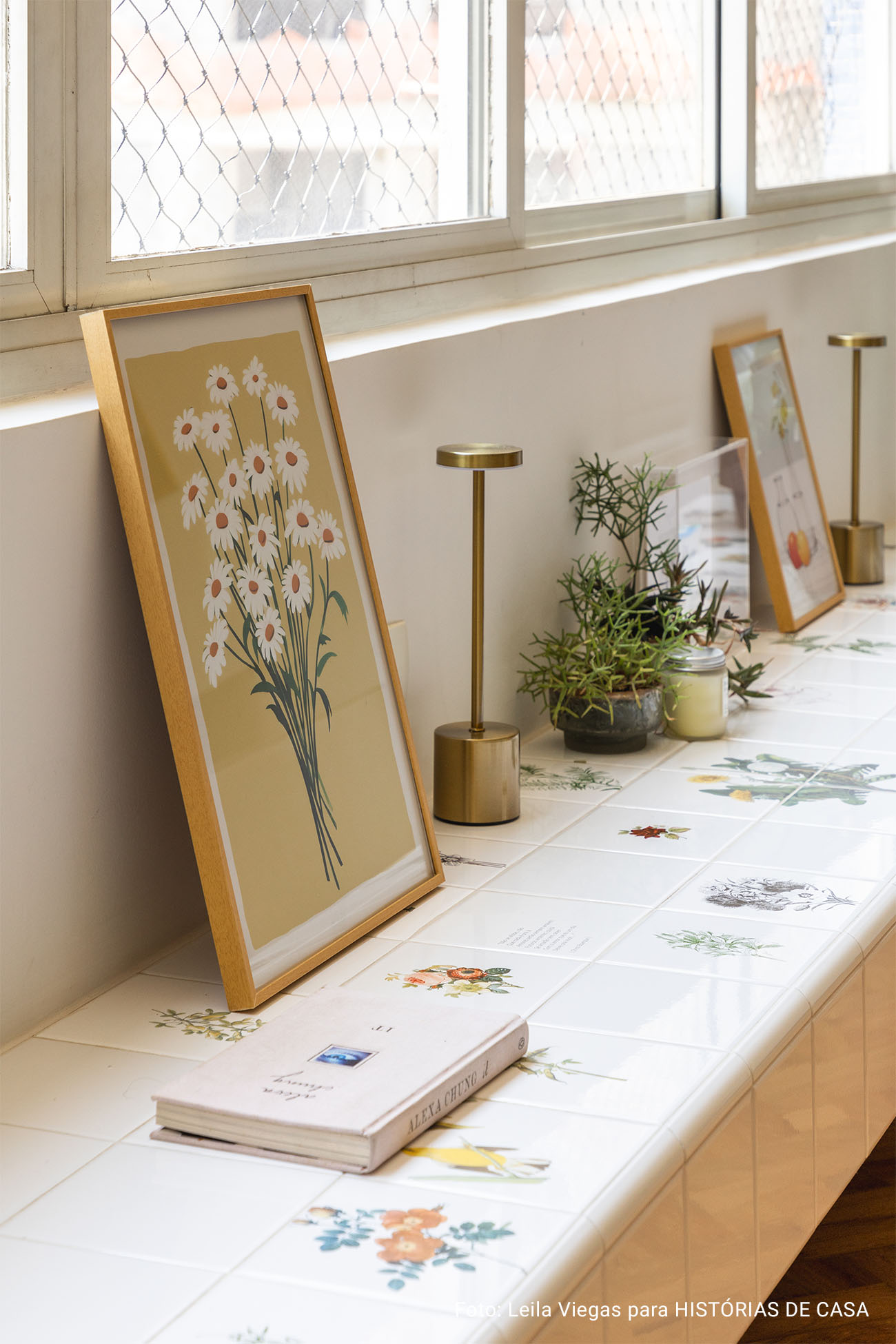 Apartamento iluminado com banco de azulejos e muitas flores