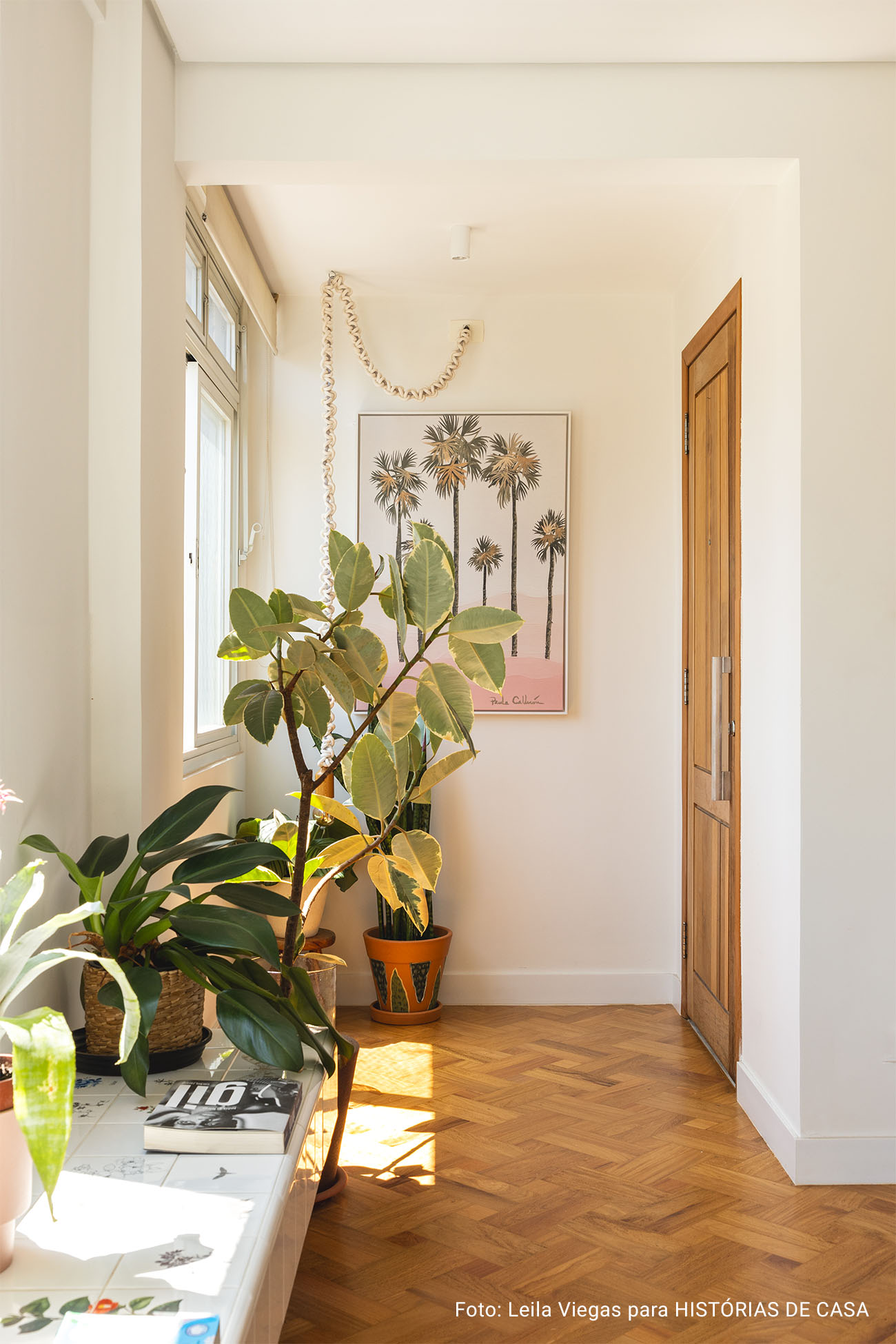 Apartamento iluminado com banco de azulejos e muitas flores