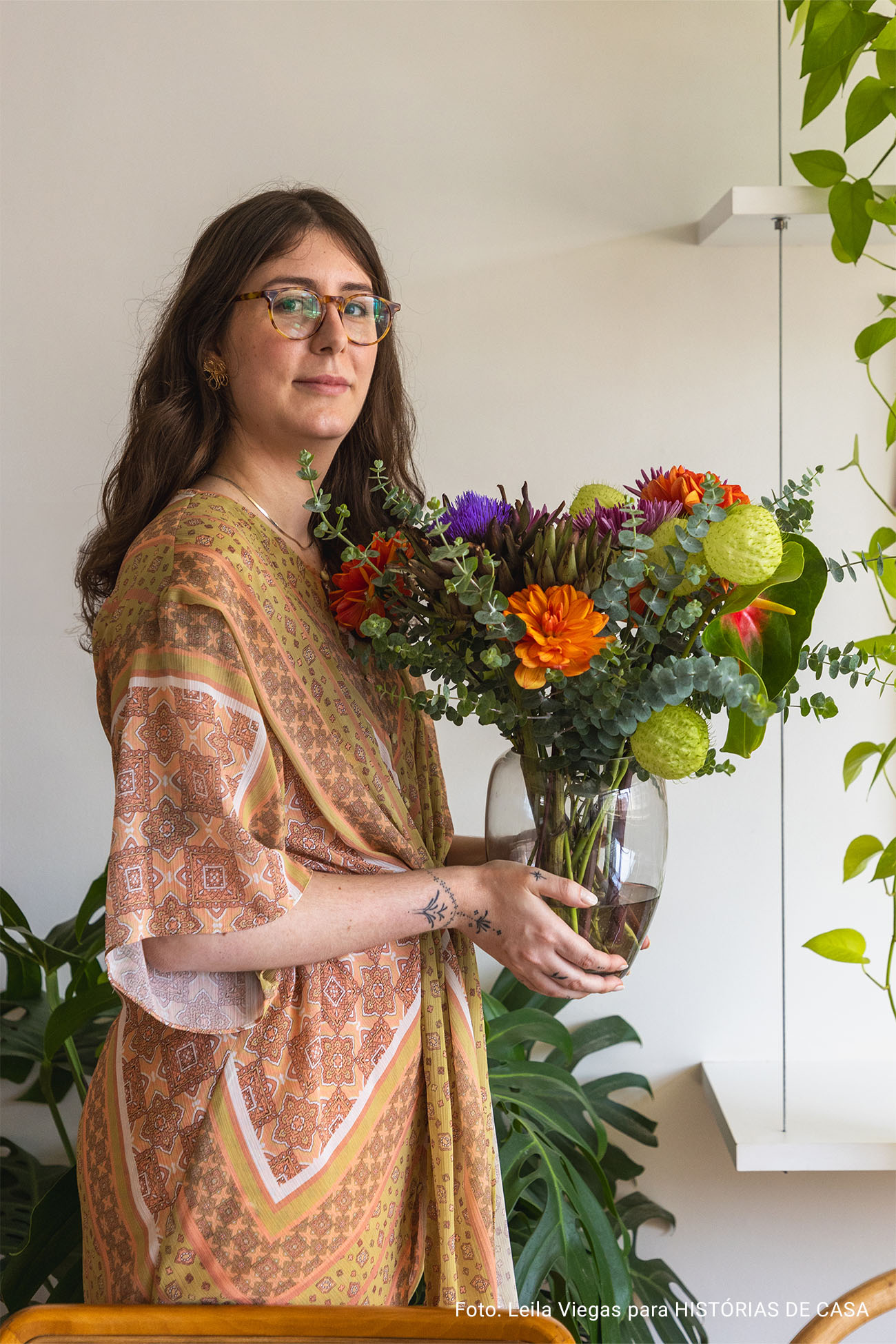 Apartamento iluminado com banco de azulejos e muitas flores