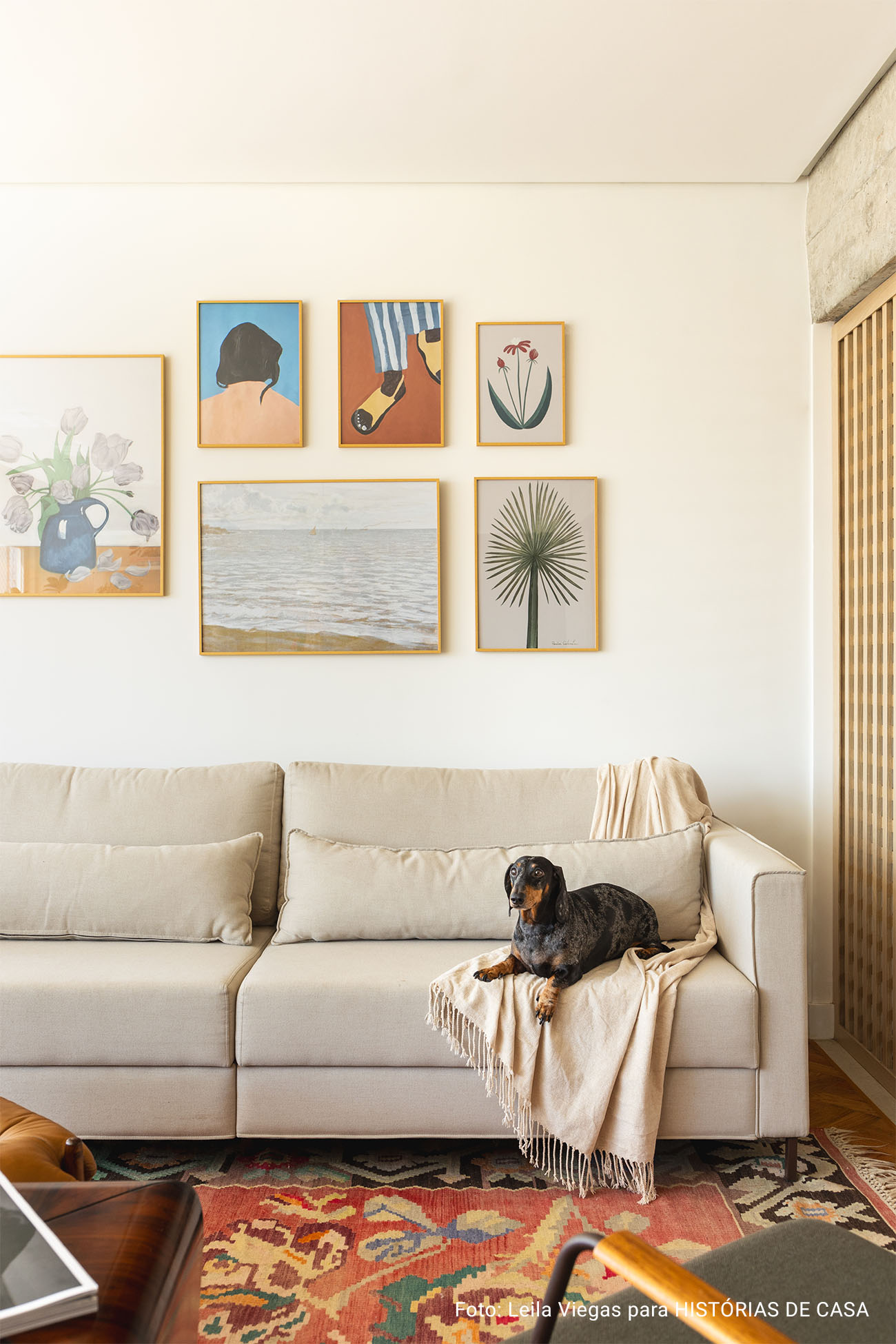 Apartamento iluminado com banco de azulejos e muitas flores