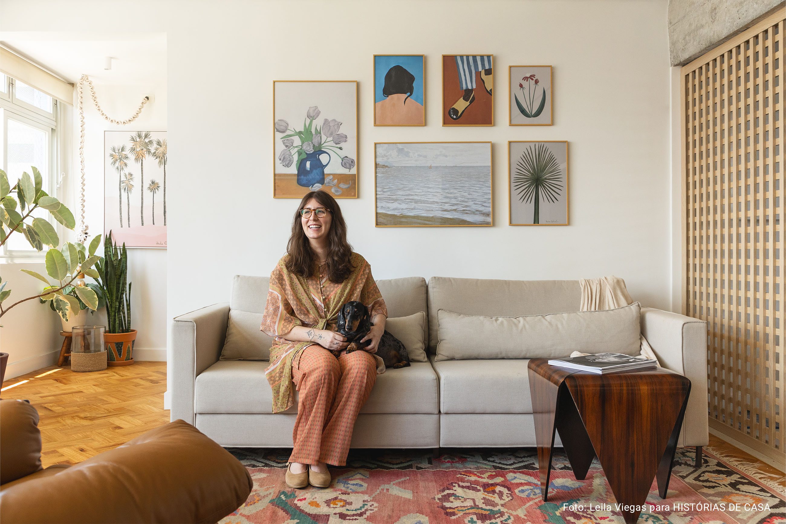 Apartamento iluminado com banco de azulejos e muitas flores