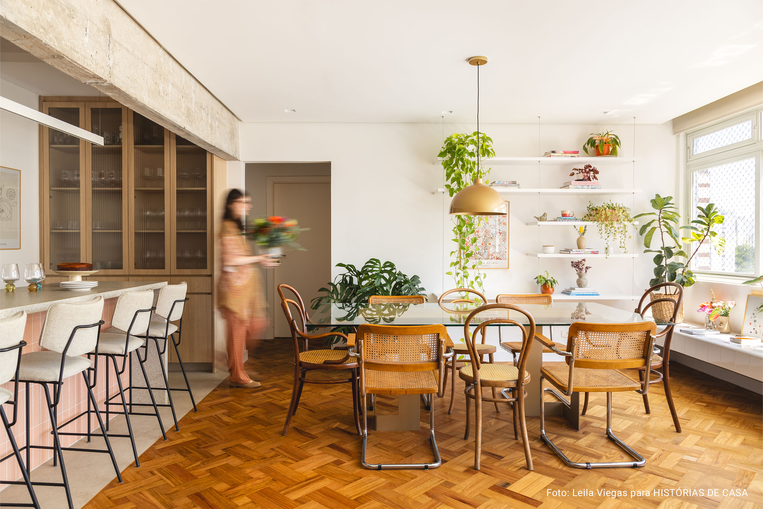 Apartamento iluminado com banco de azulejos e muitas flores