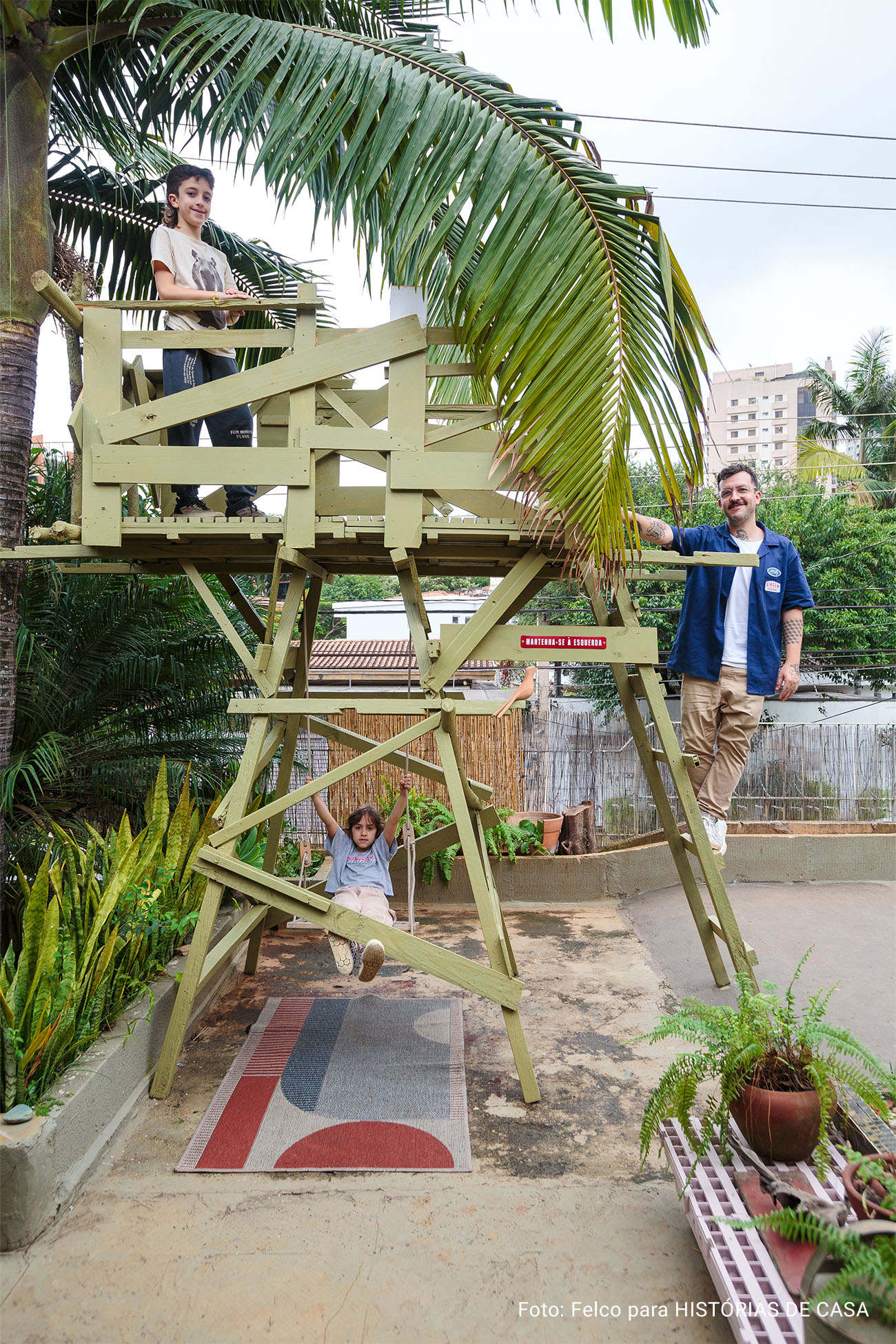 Decoração com muitos garimpos e DIY em casa dos anos 60 com jardim.