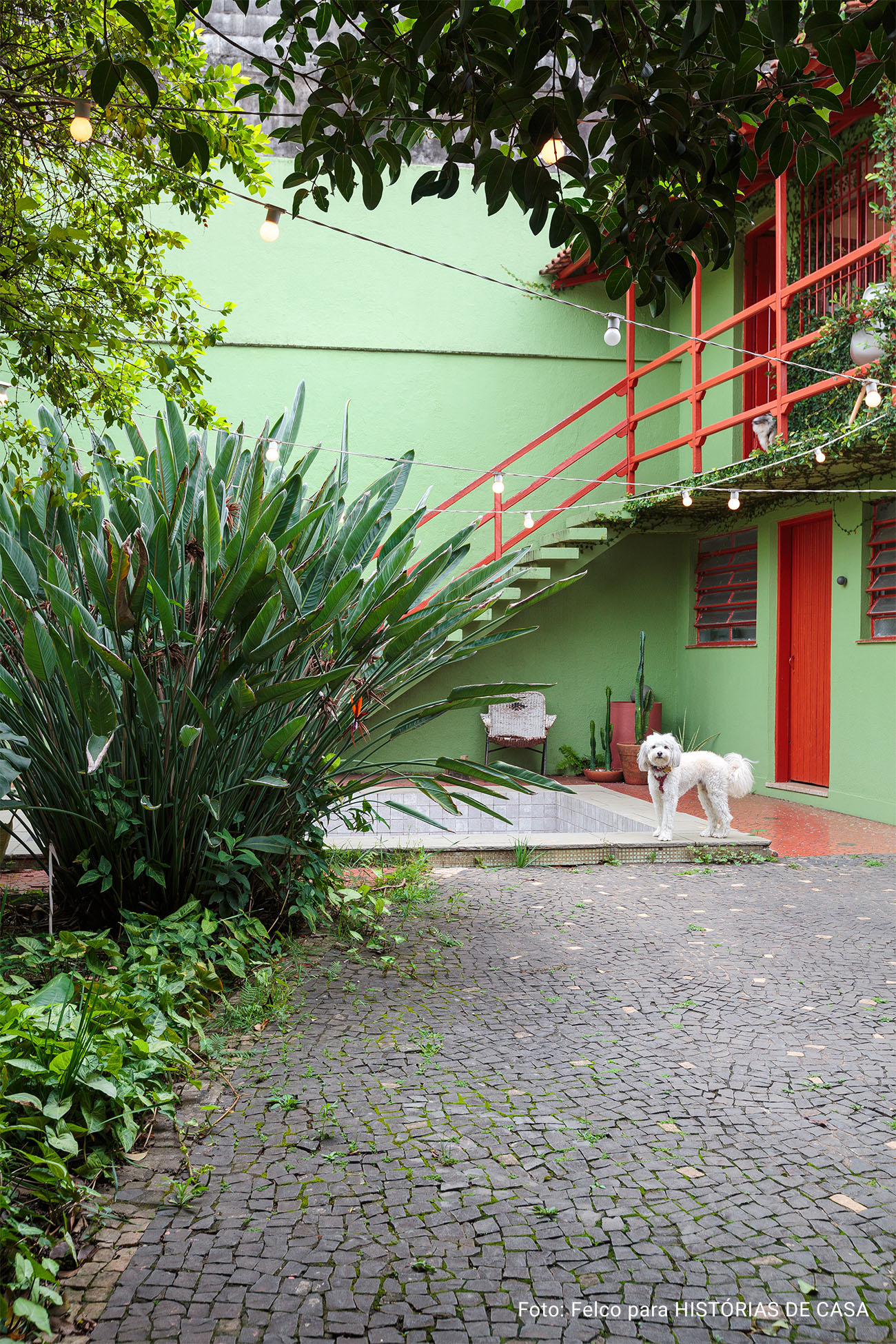 Decoração com muitos garimpos e DIY em casa dos anos 60 com jardim.