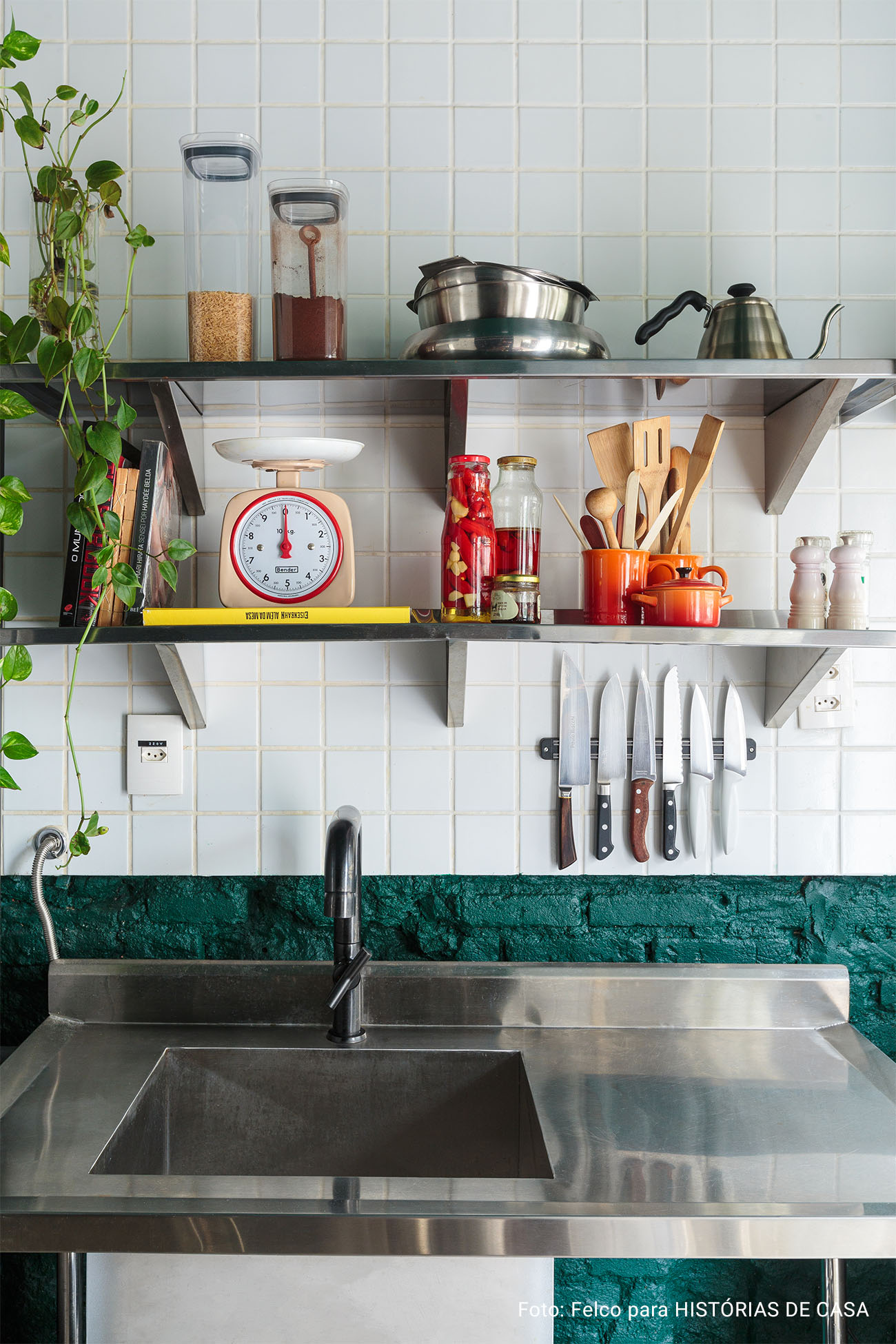 Decoração com muitos garimpos e DIY em casa dos anos 60 com jardim.