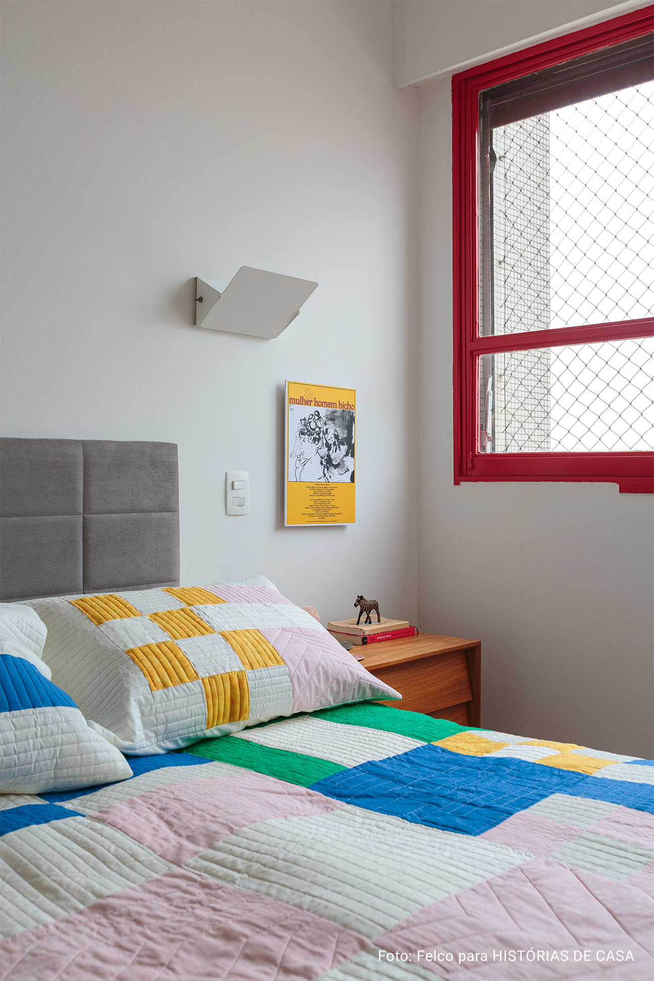 Apartamento com piso de taco, esquadrias vermelhas, sofá branco e cozinha reformada com produtos Celite
