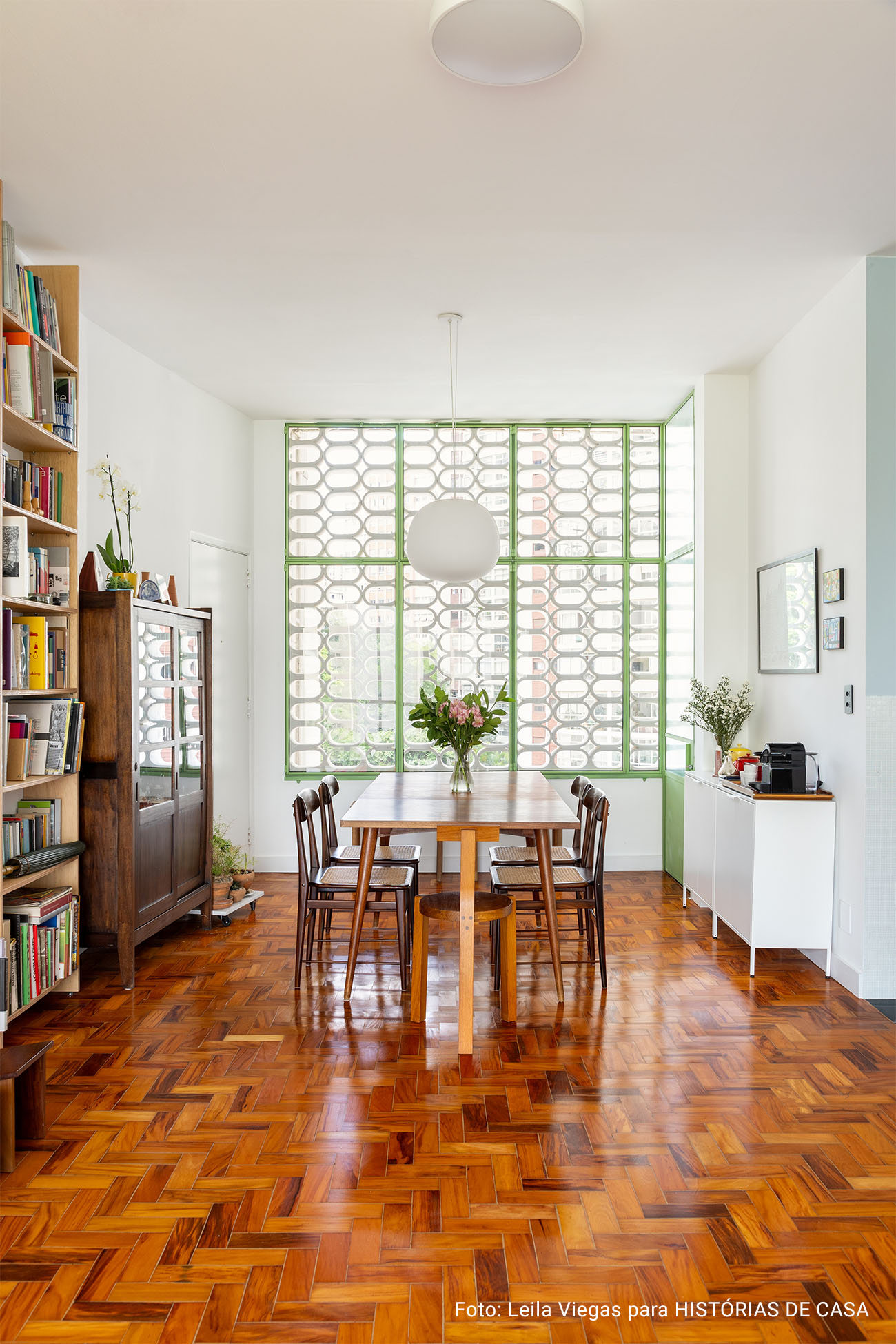 Apartamento com piso de taco, esquadrias verdes, cozinha integrada com produtos Celite