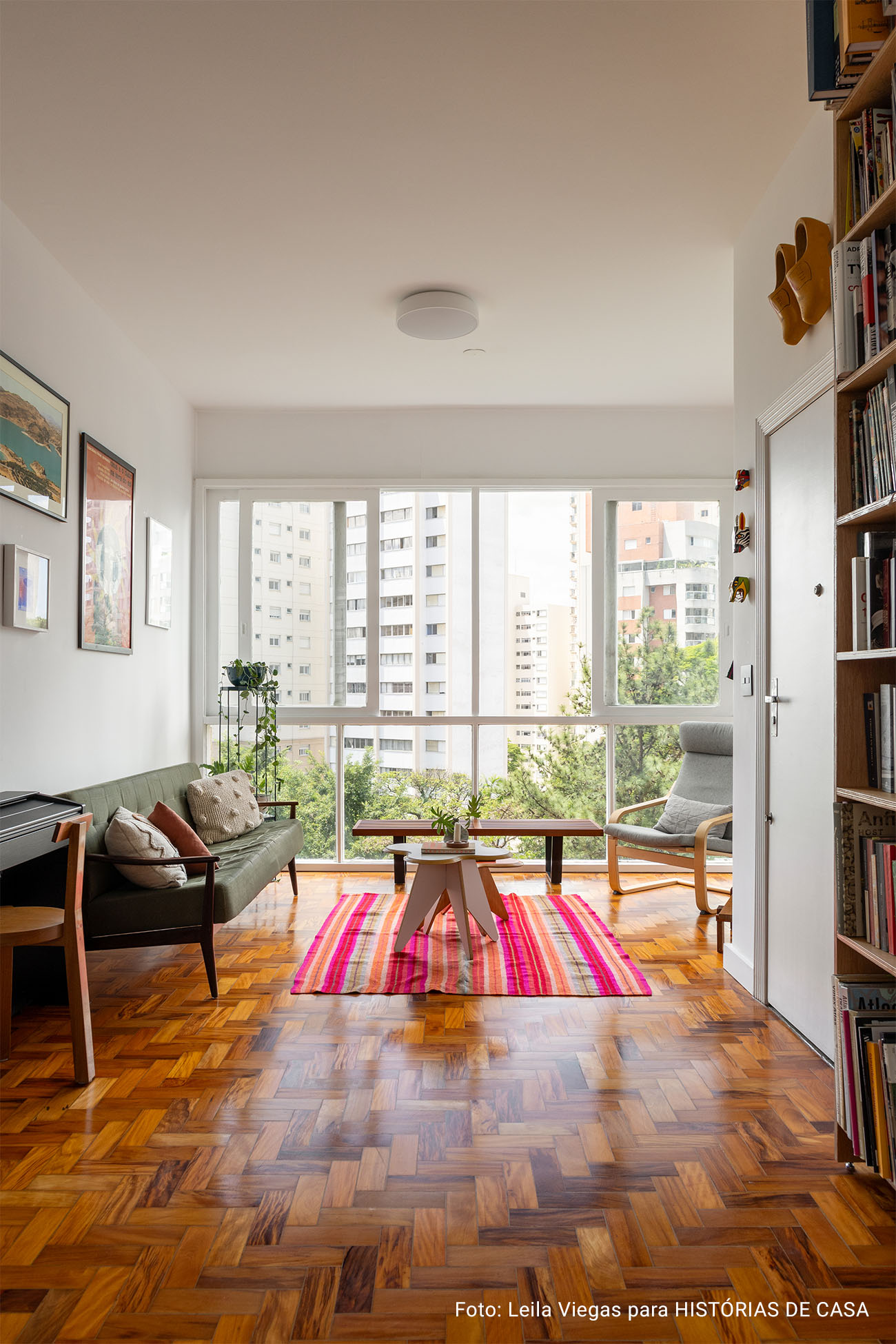 Apartamento com piso de taco, esquadrias verdes, cozinha integrada com produtos Celite