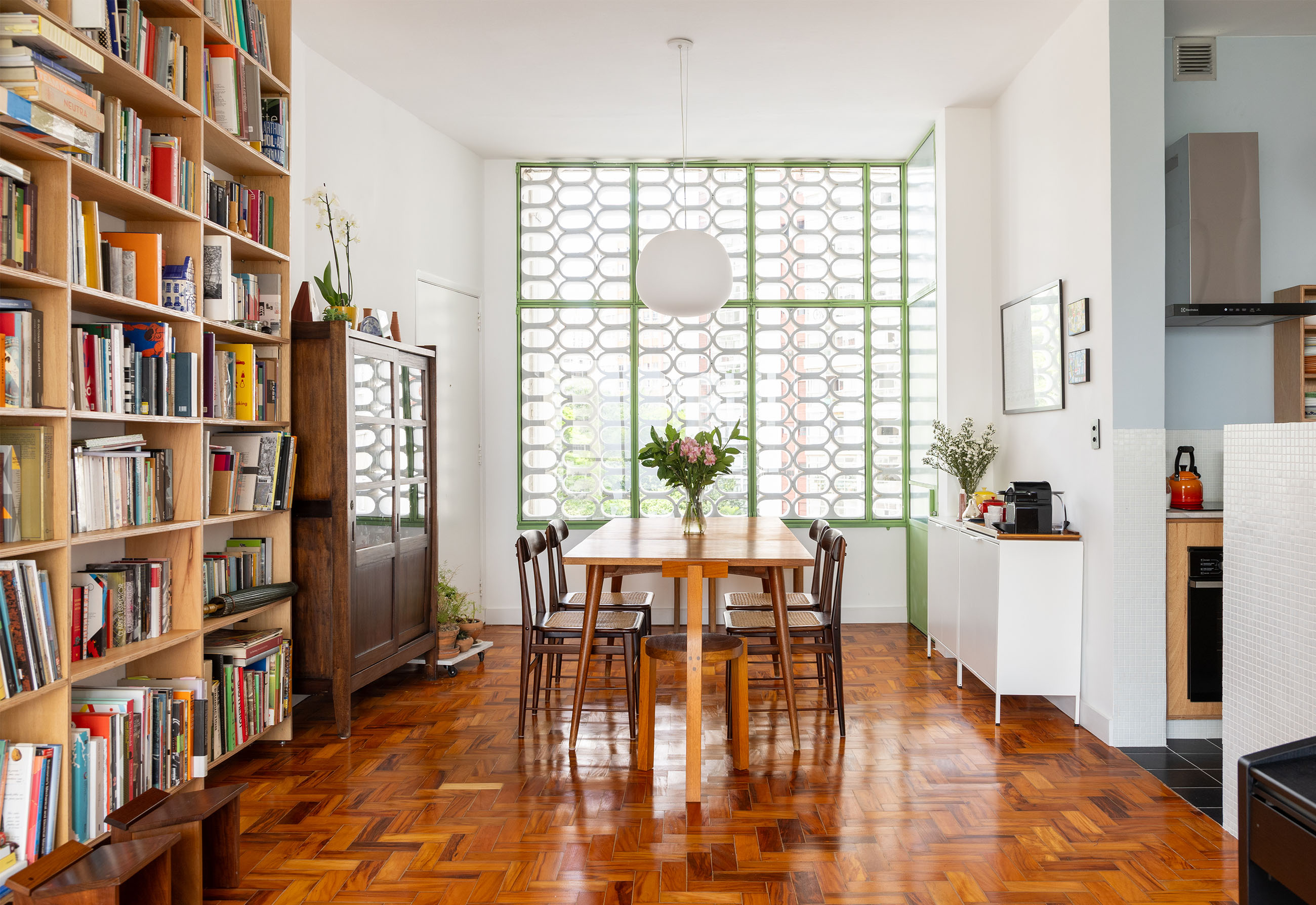 Apartamento com piso de taco, esquadrias verdes, cozinha integrada com produtos Celite