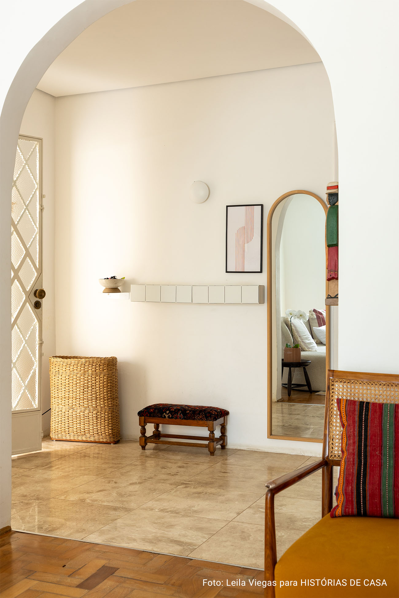 Casa com decoração lúdica, papeis de parede e jardim
